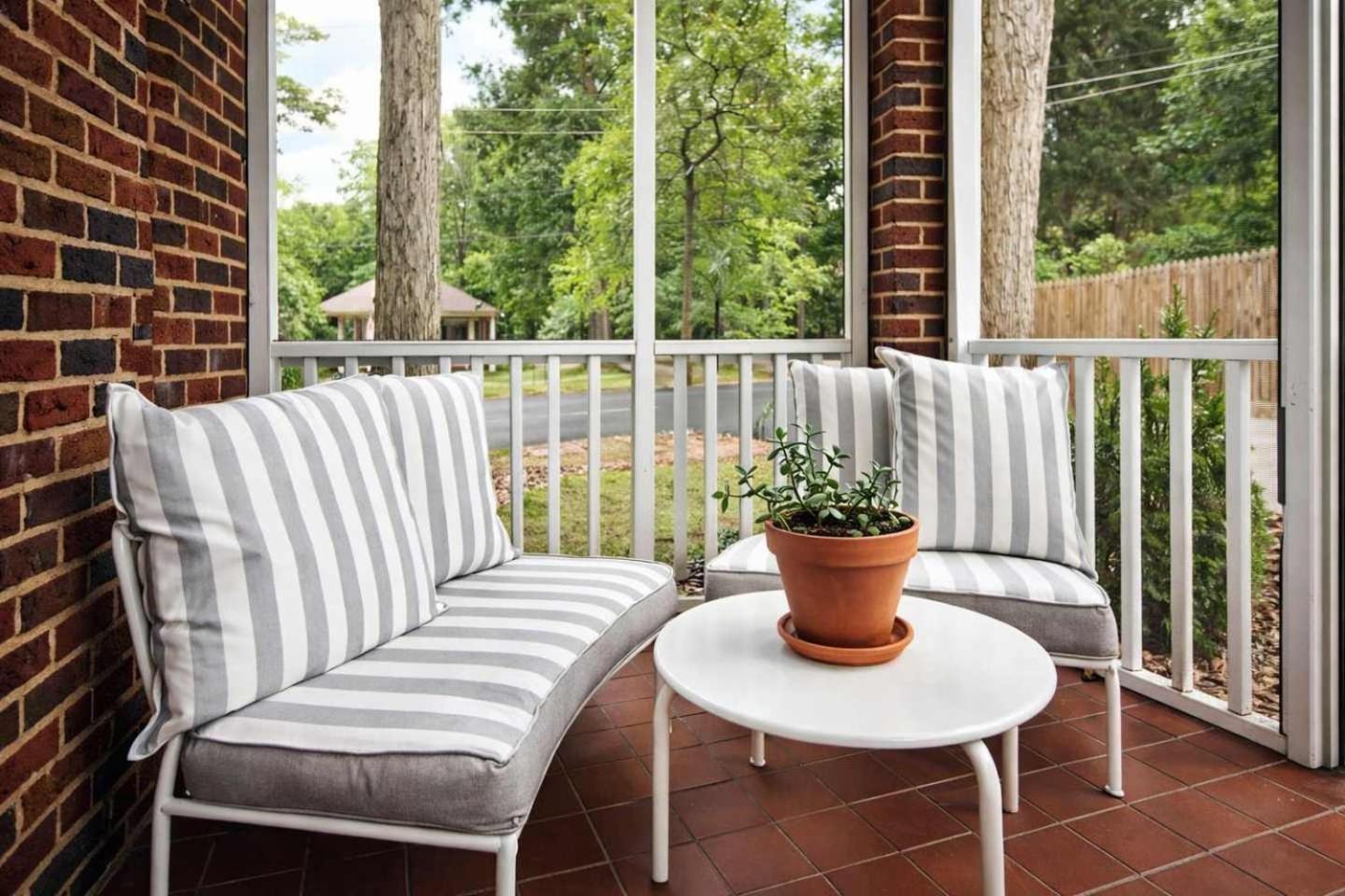 Chic Comfortable 2br With Porch Near Dilworth *