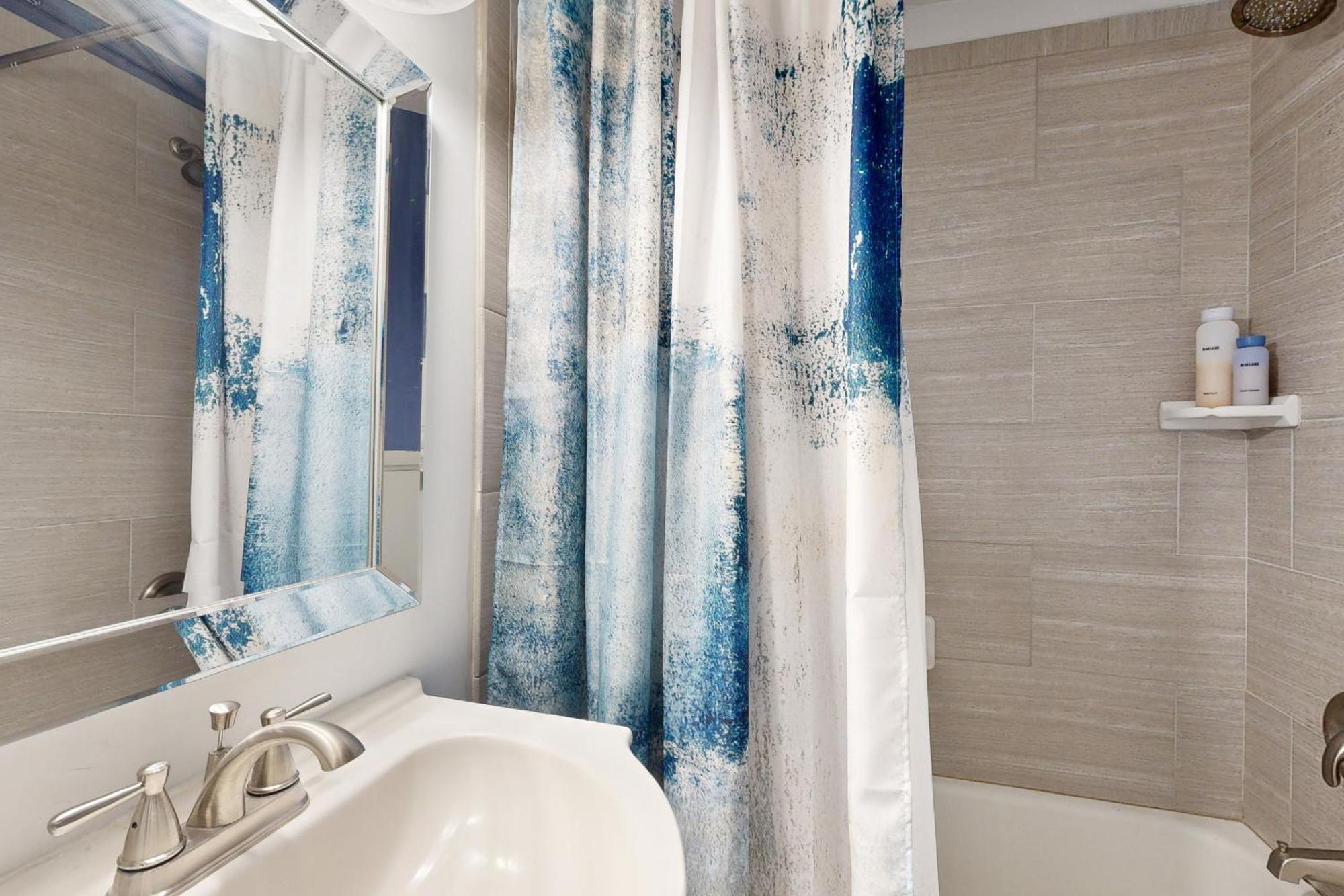 Holiday home Charming House With Cozy Patio And Fire Pit Charlotte