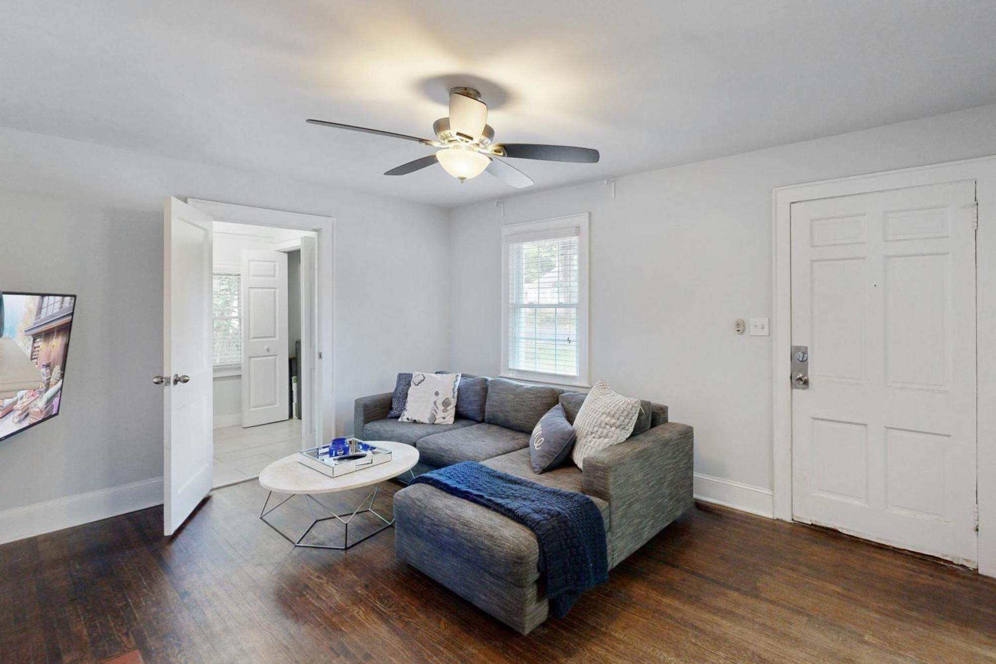 Charming House With Cozy Patio And Fire Pit Holiday home Charlotte