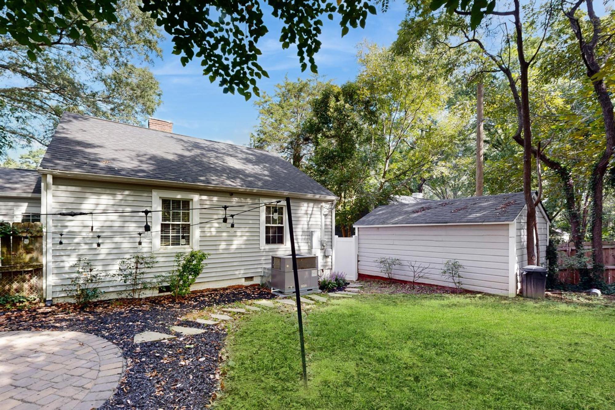 Holiday home Charming House With Cozy Patio And Fire Pit