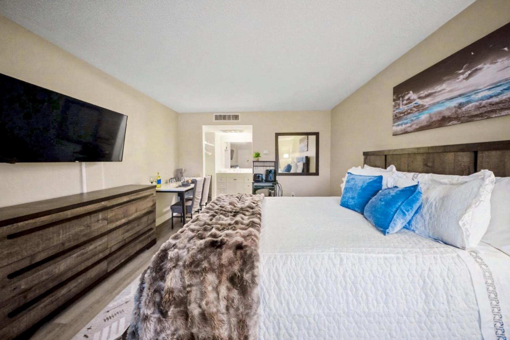 Aparthotel Lux Mins To Atrium Health And Downtown Airport 3*