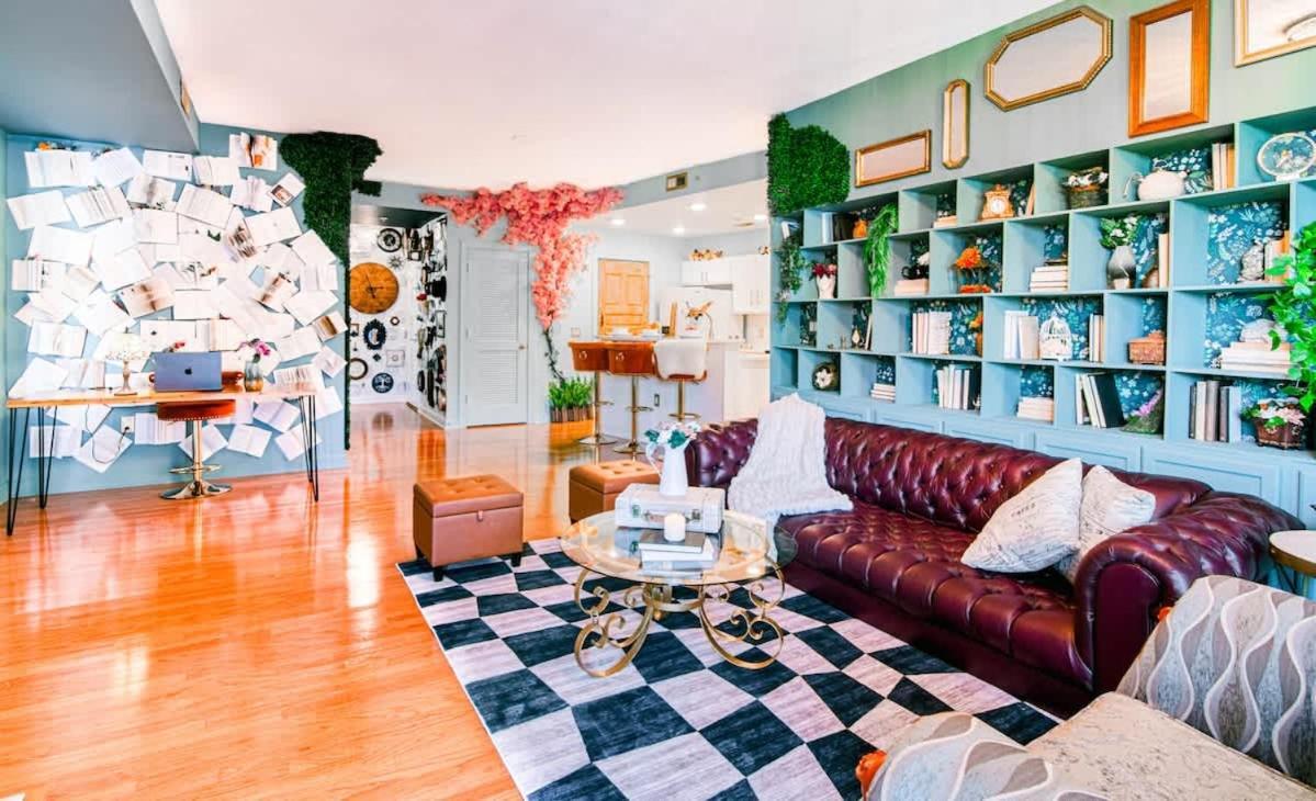 Mad Hatter Free Parking Sauna And Balcony Charlotte