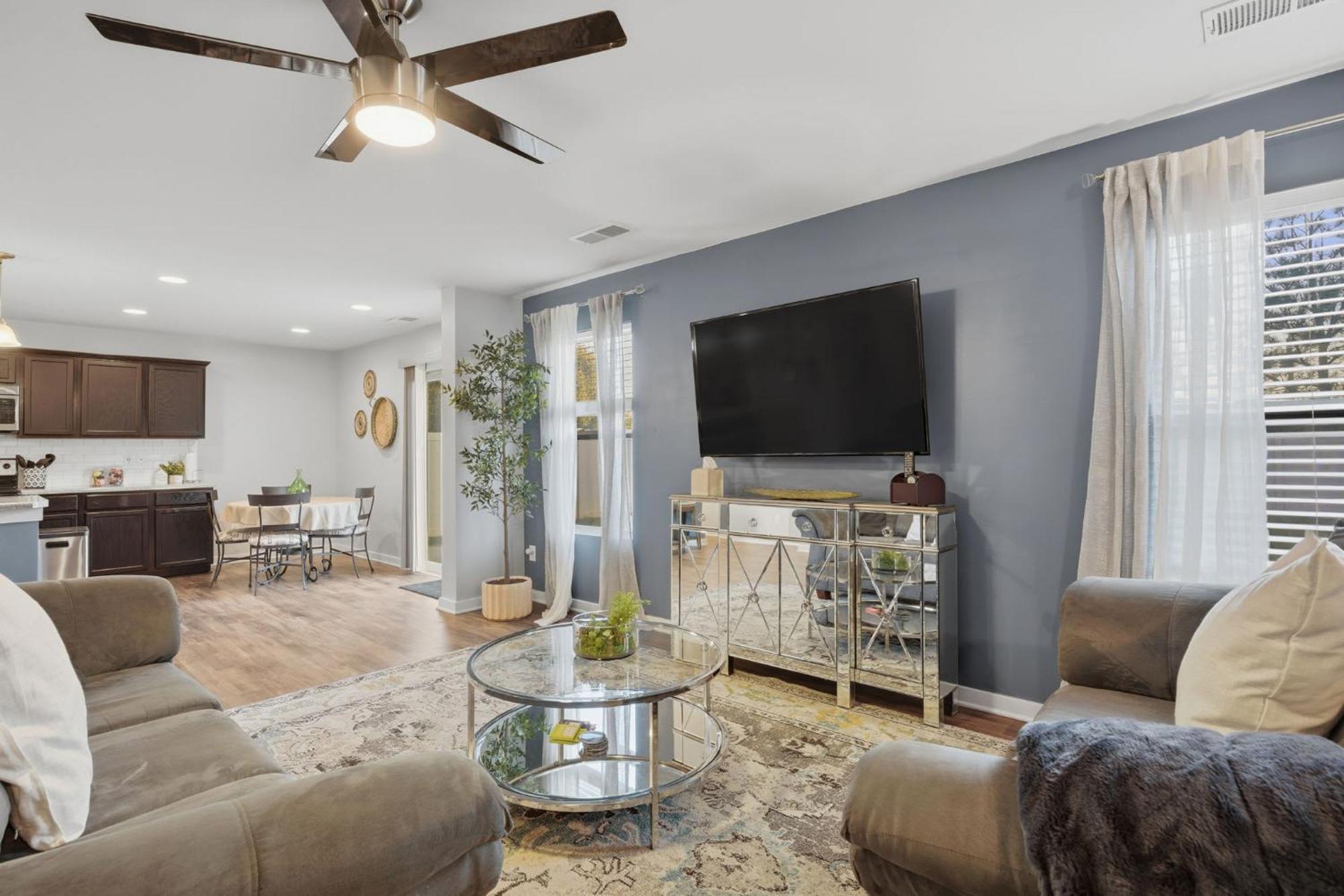 Spacious 4br Getaway With Fenced Yard Minutes Away From Clt Airport & Uptown Holiday home