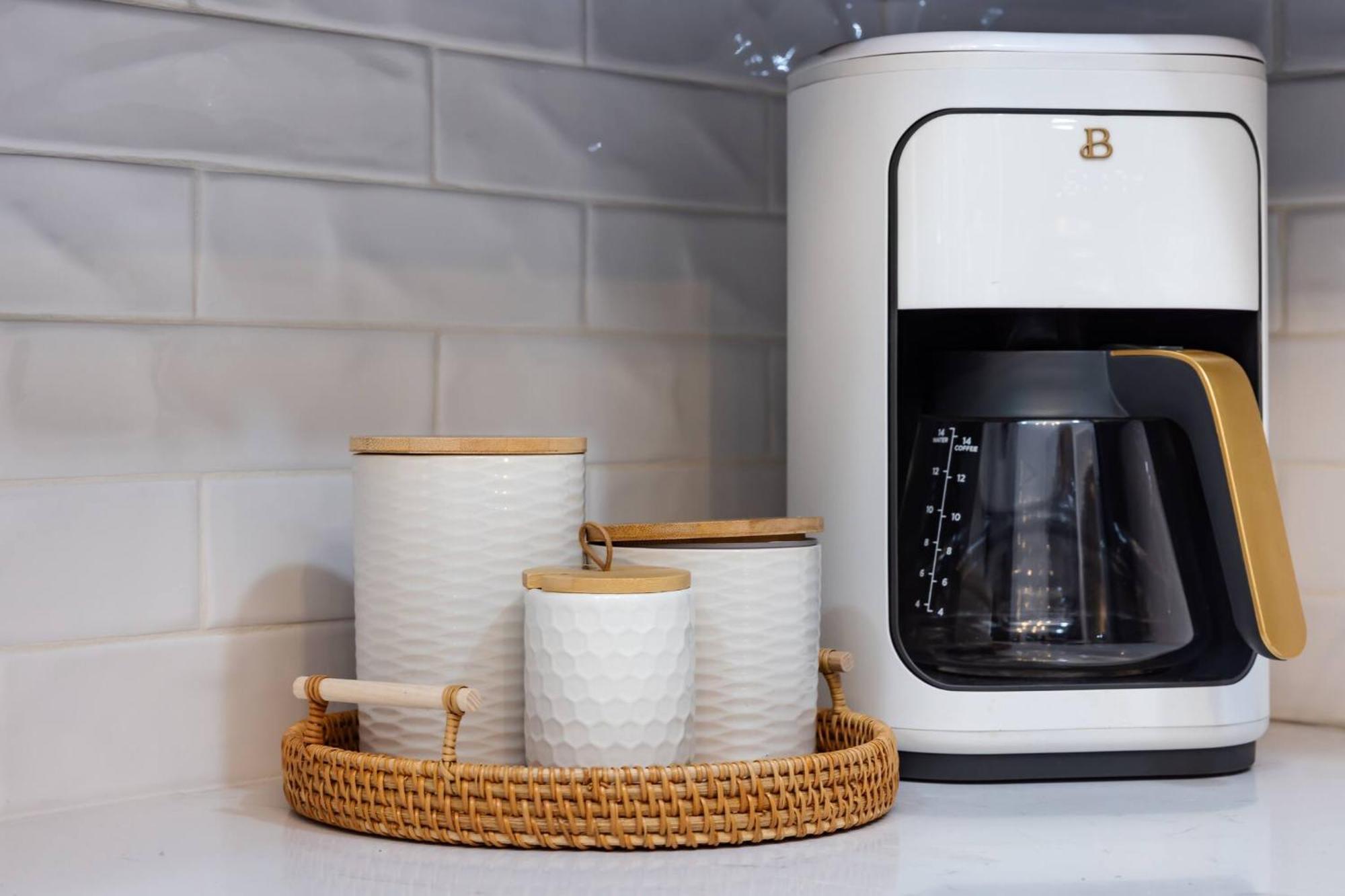 New Shamrock Stunner | King Bed, Pet Friendly Holiday home Charlotte