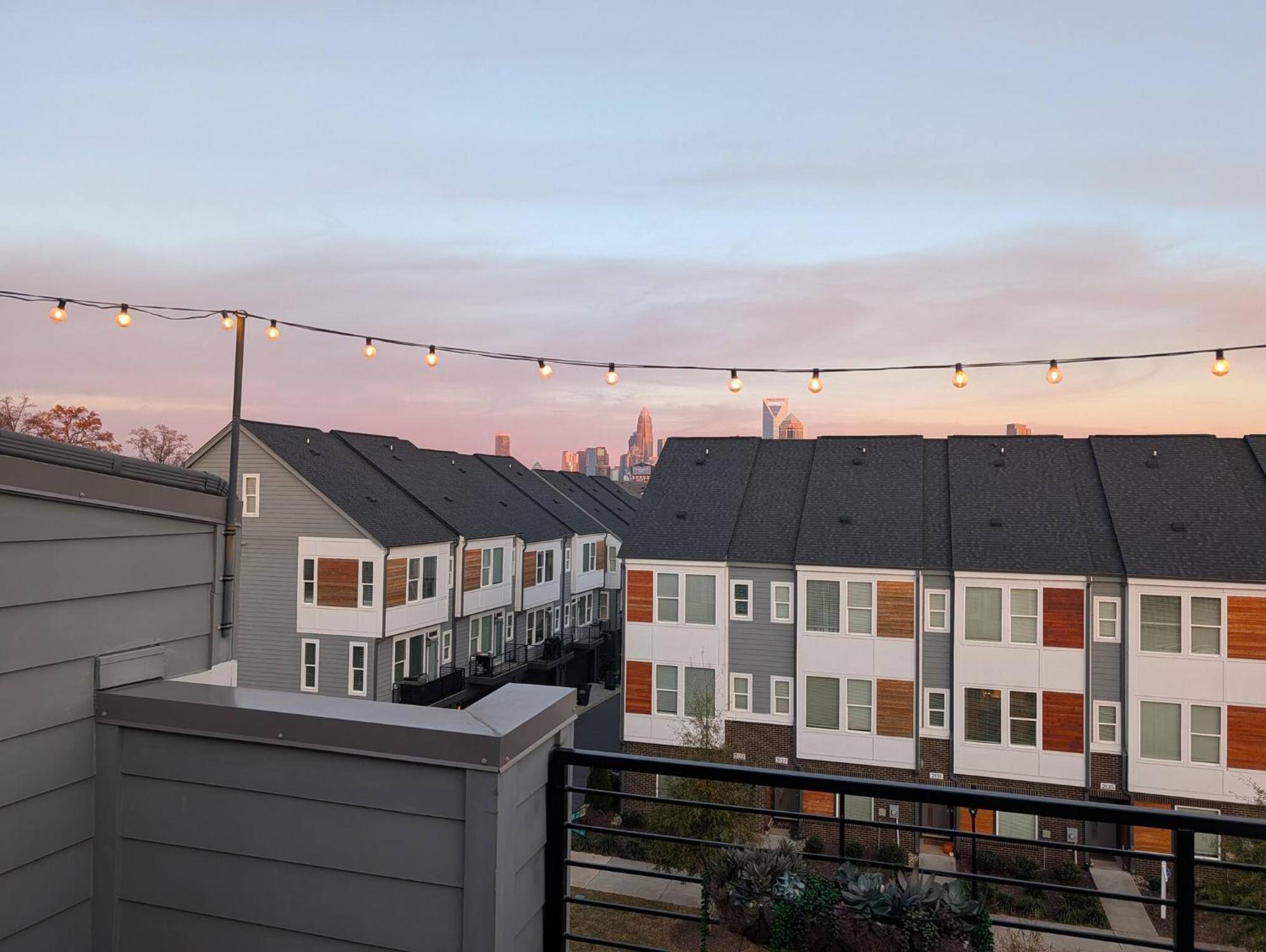 Holiday home Queen Castle - Rooftop, Garage, King Beds, Pet Friendly Charlotte