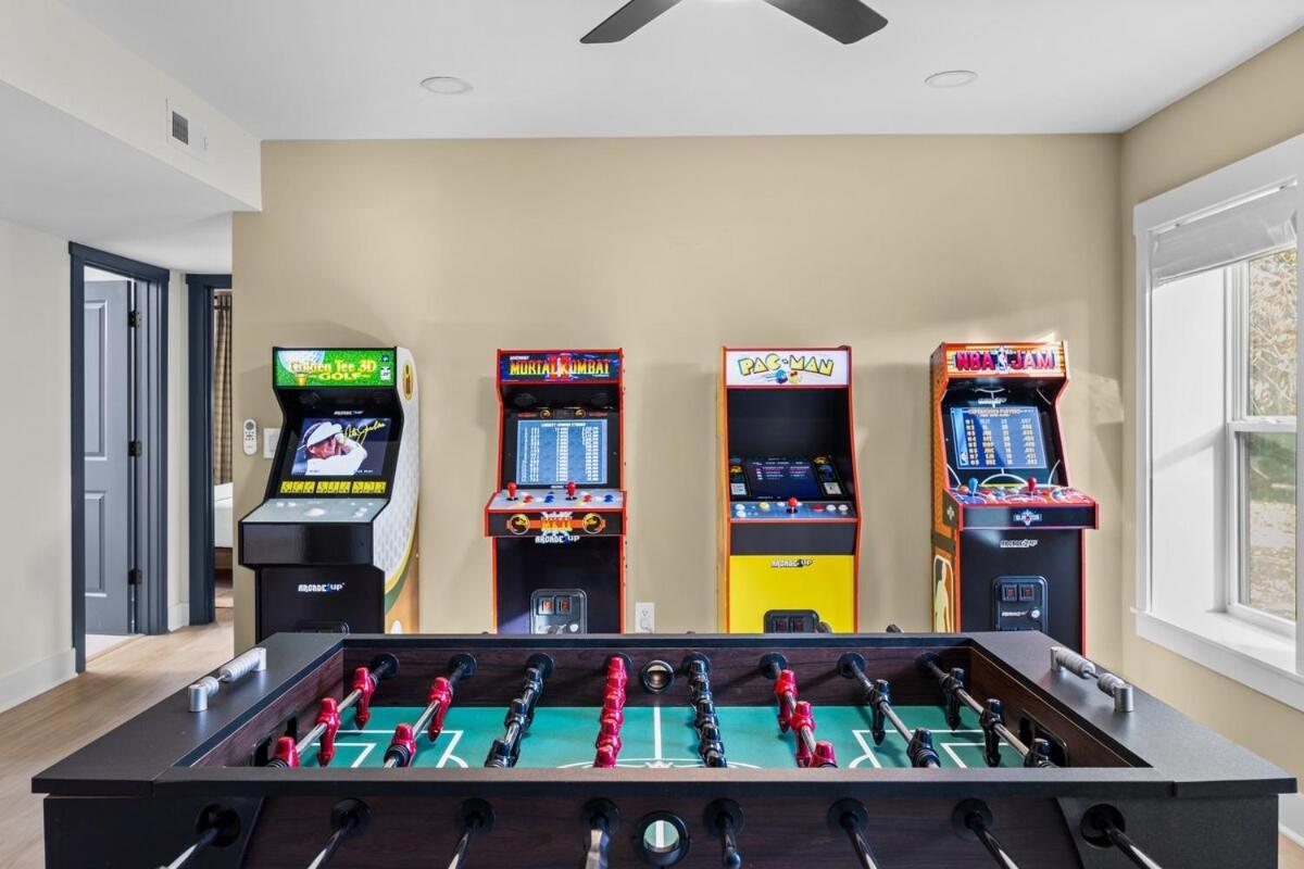 4 Kings-1 Queen-gameroom-lounge-luxury Home-4k1q2t * Charlotte