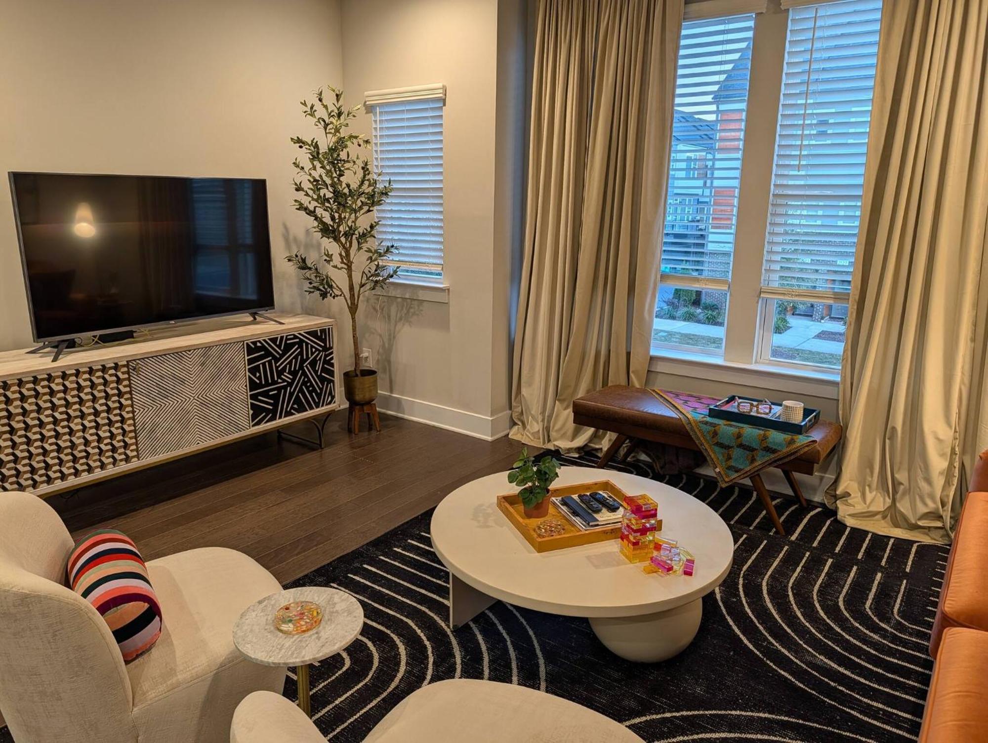 Queen Castle - Rooftop, Garage, King Beds, Pet Friendly Holiday home