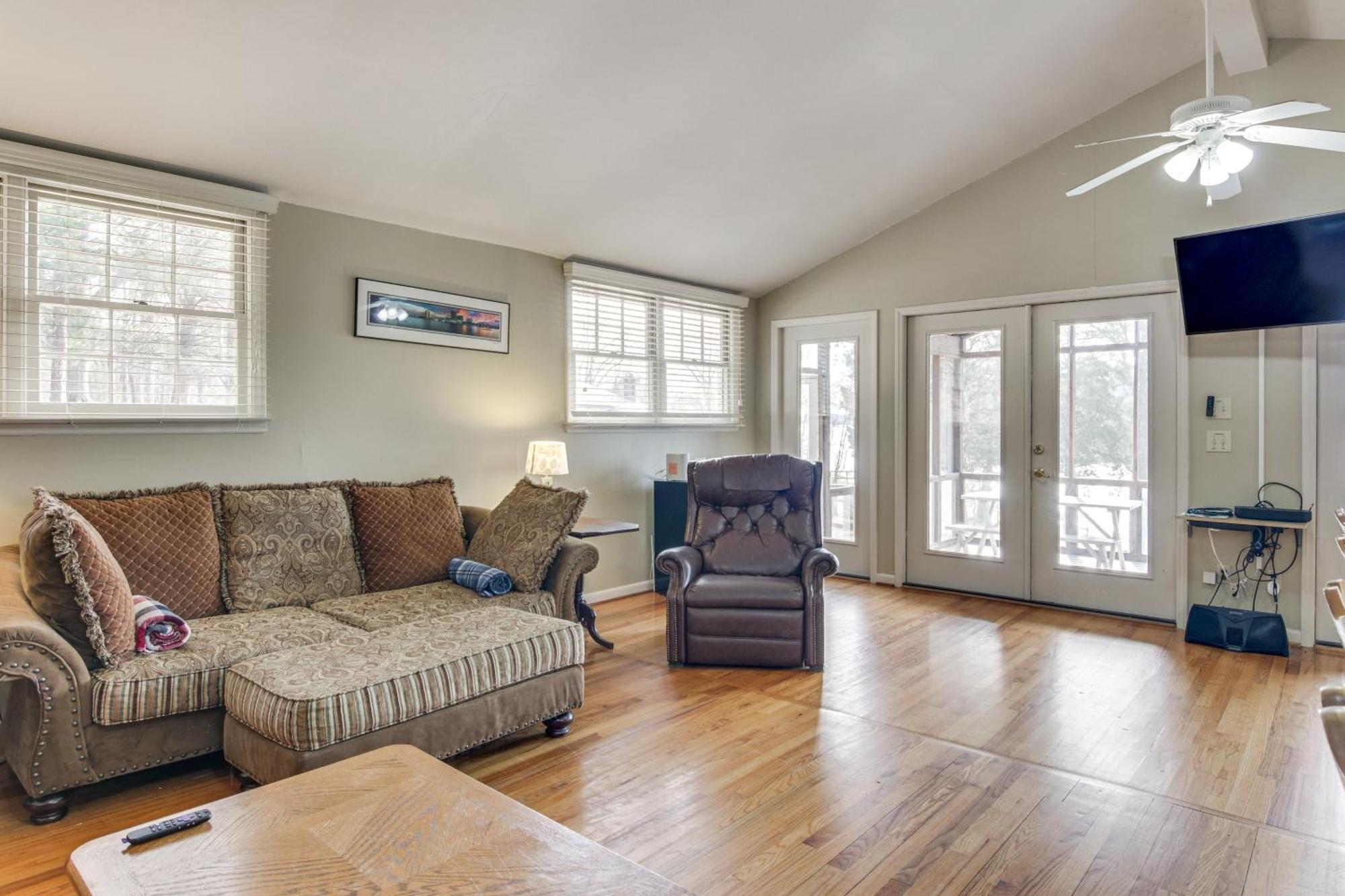 Moms On Wylie With Private Dock! *