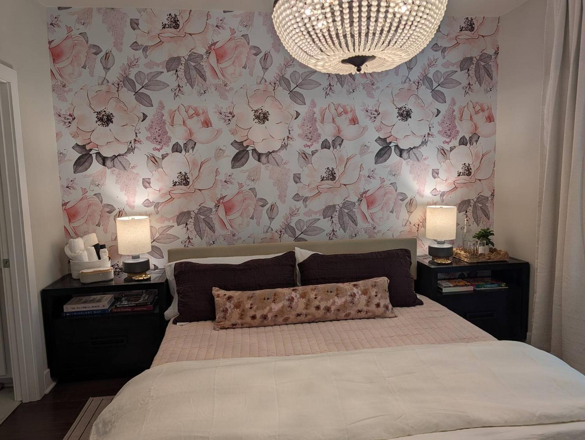 Queen Castle - Rooftop, Garage, King Beds, Pet Friendly Holiday home Charlotte