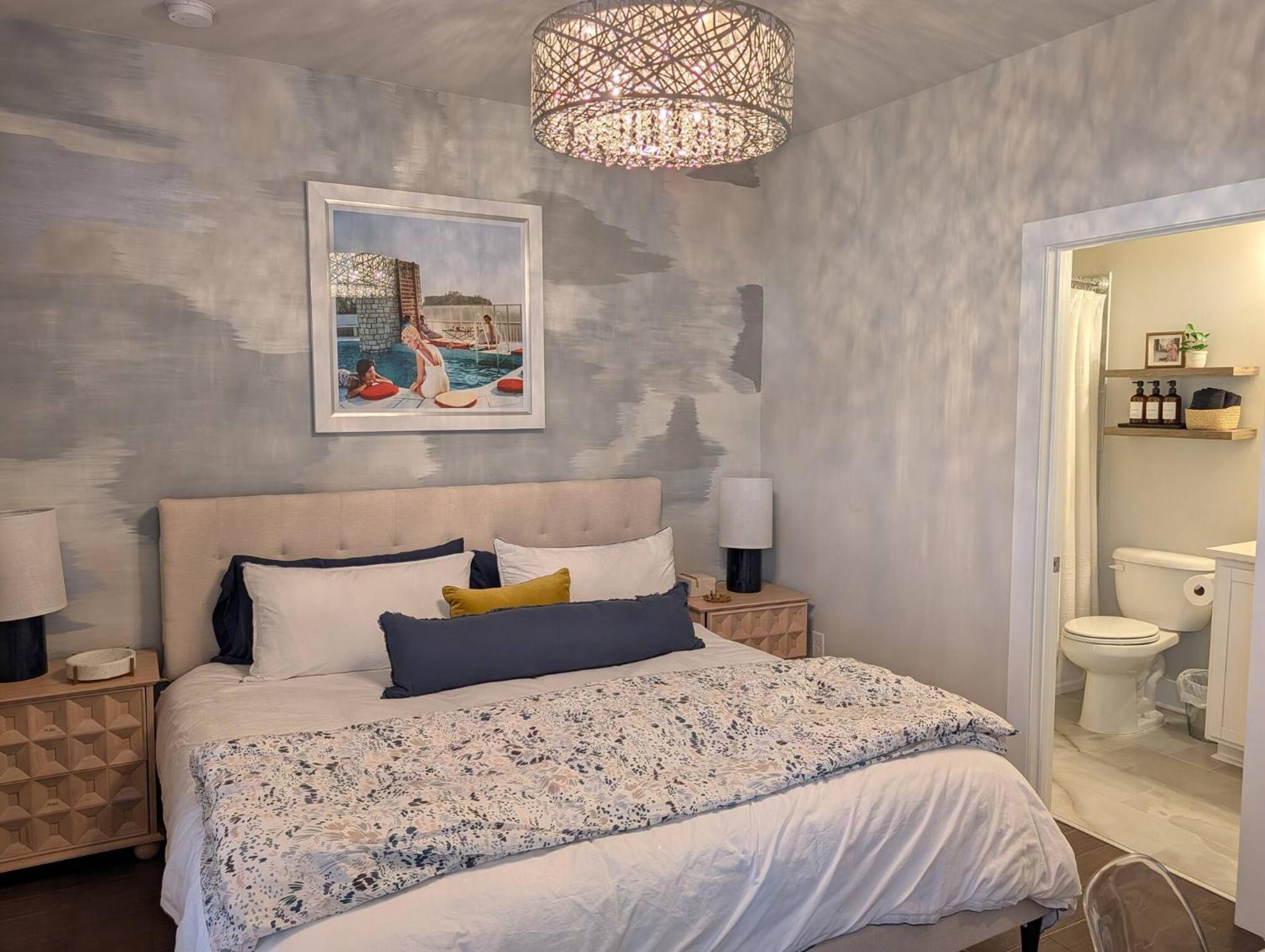 Queen Castle - Rooftop, Garage, King Beds, Pet Friendly * Charlotte