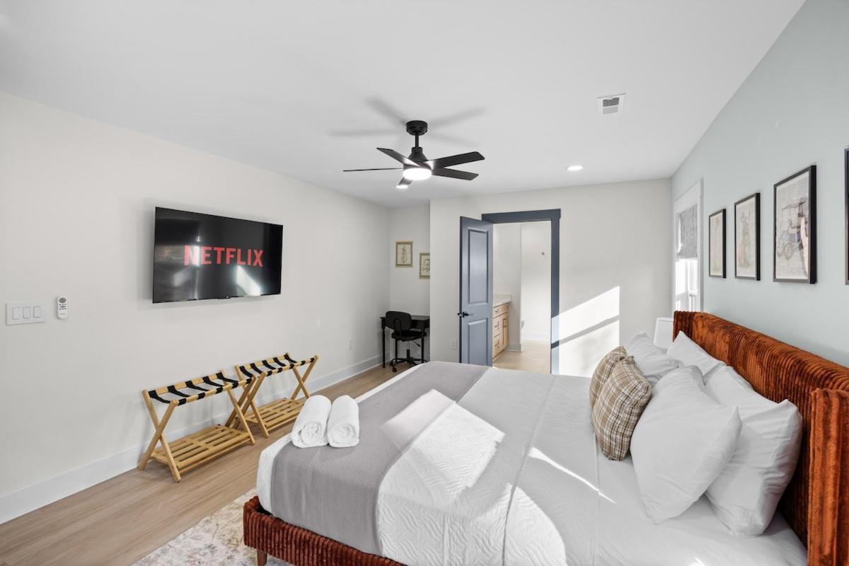 Holiday home 4 Kings-1 Queen-gameroom-lounge-luxury Home-4k1q2t Charlotte