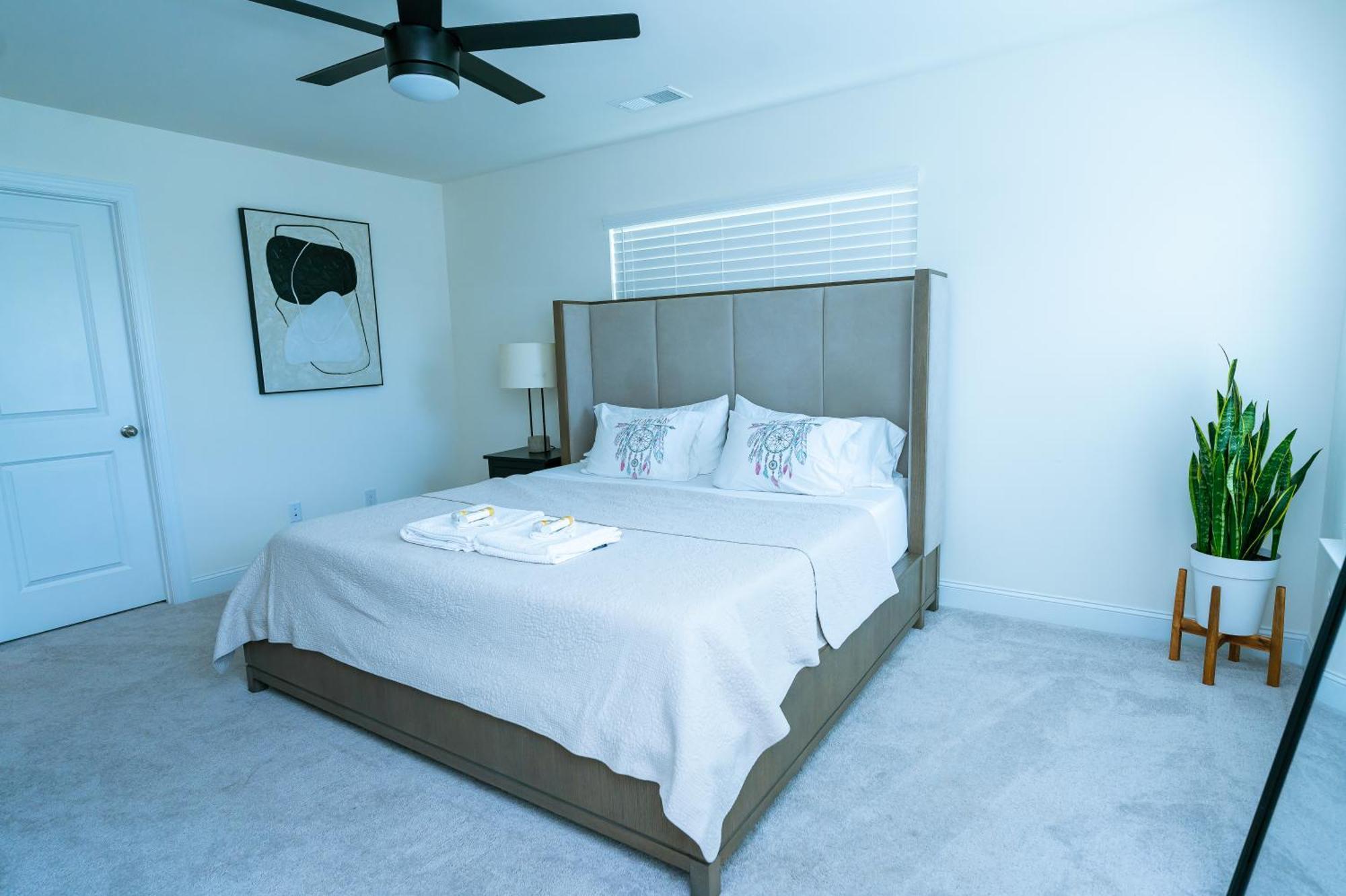 Homestay Ensuite King Bedroom Charlotte