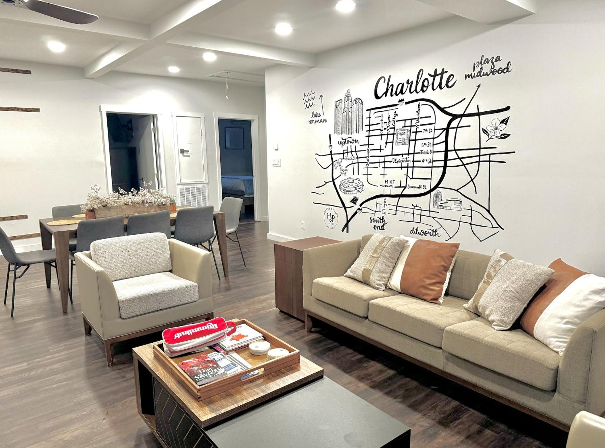 Hpthe Abodedowntownbojanglesdogs Welcomeyard Holiday home Charlotte