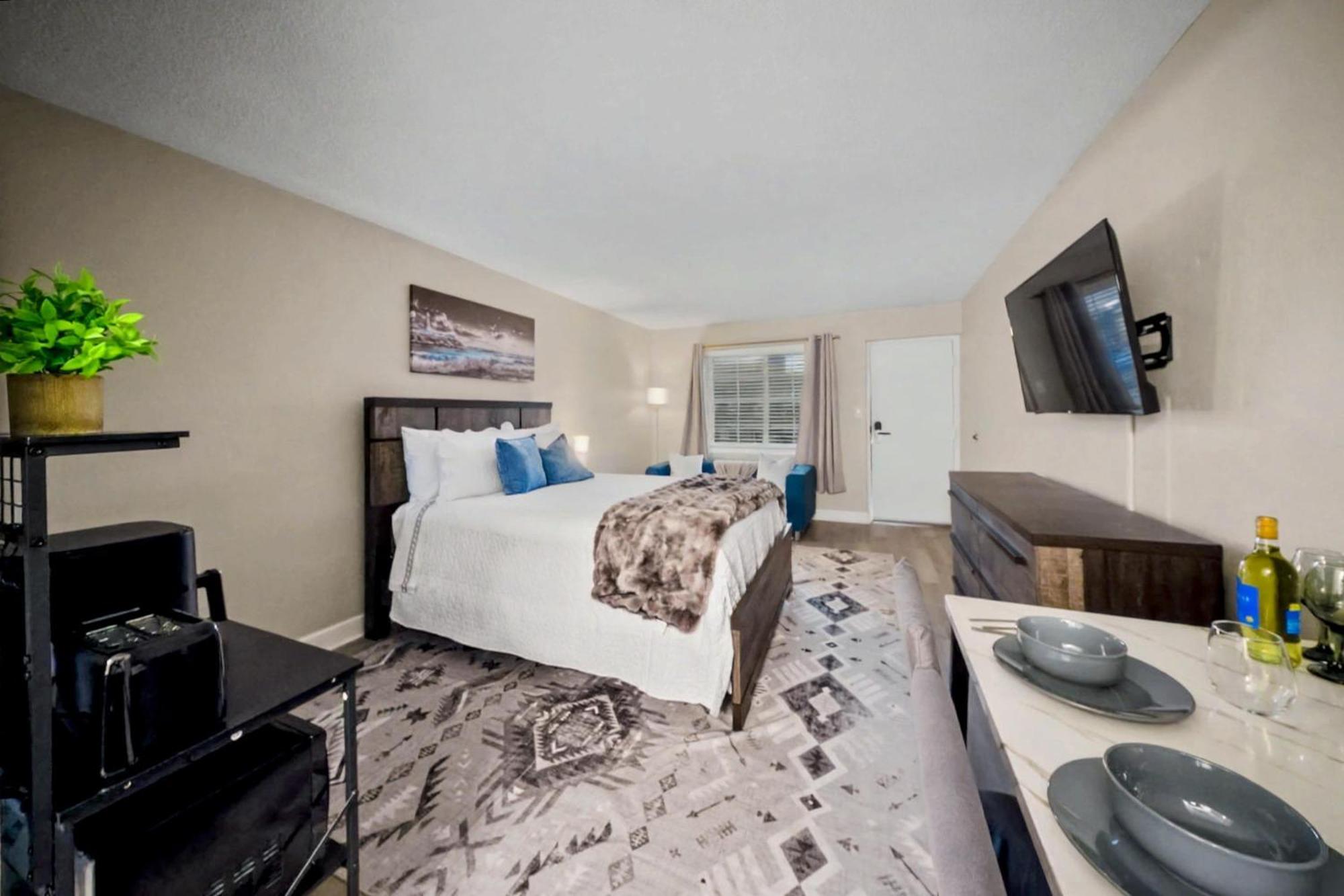 Aparthotel Lux Mins To Atrium Health And Downtown Airport 3*