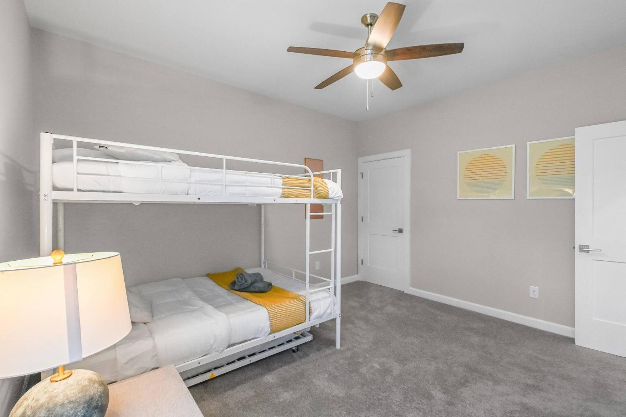 Spacious 3-bedroom With Workspace Near Uptown & Airport Holiday home *