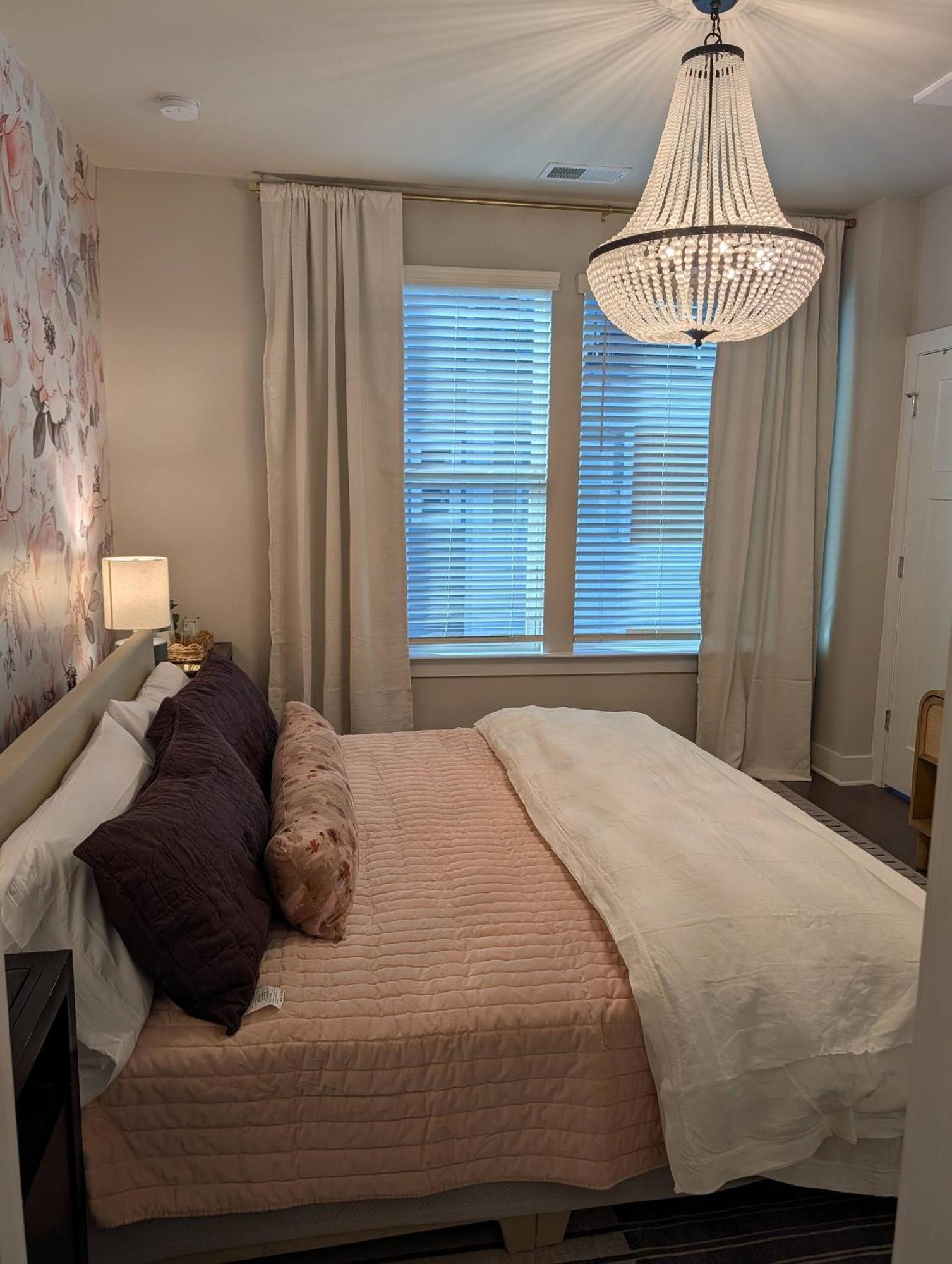 Queen Castle - Rooftop, Garage, King Beds, Pet Friendly Charlotte