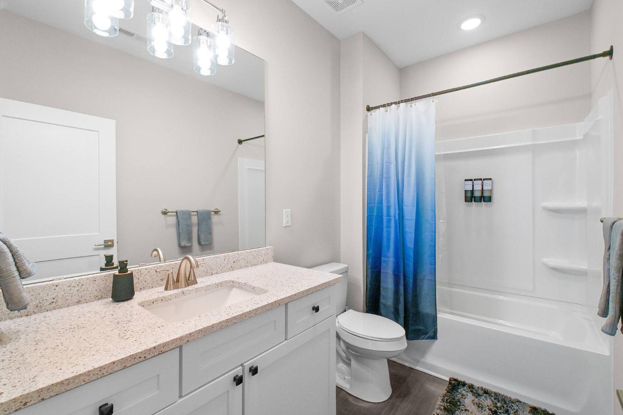 Spacious 3-bedroom With Workspace Near Uptown & Airport *