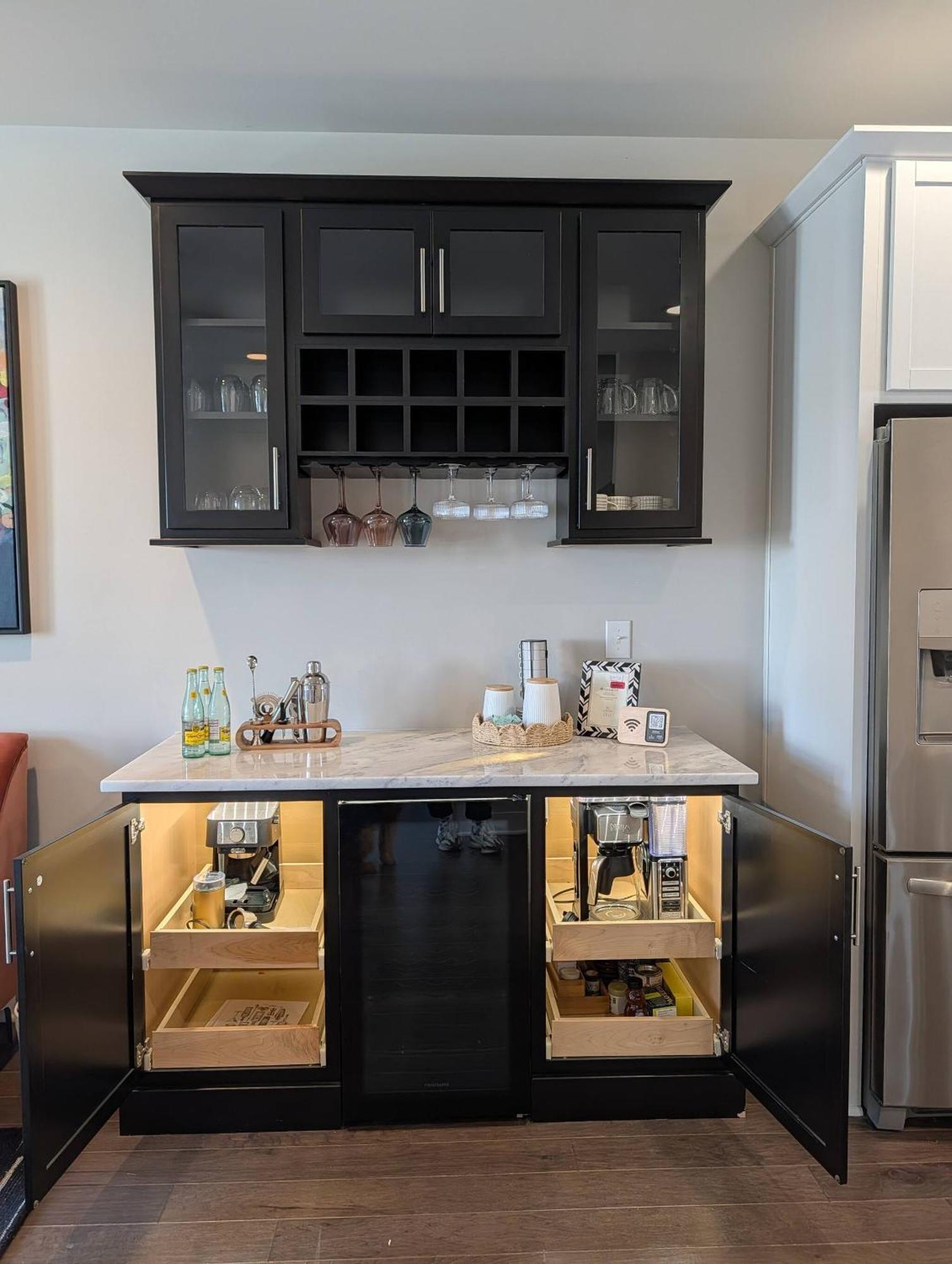 Queen Castle - Rooftop, Garage, King Beds, Pet Friendly *