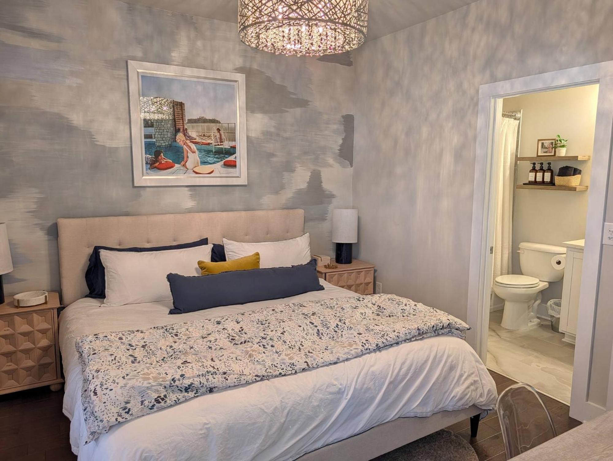 Queen Castle - Rooftop, Garage, King Beds, Pet Friendly Charlotte