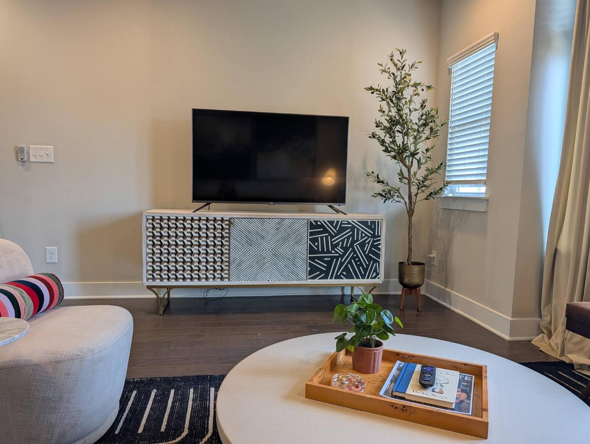 Queen Castle - Rooftop, Garage, King Beds, Pet Friendly Holiday home