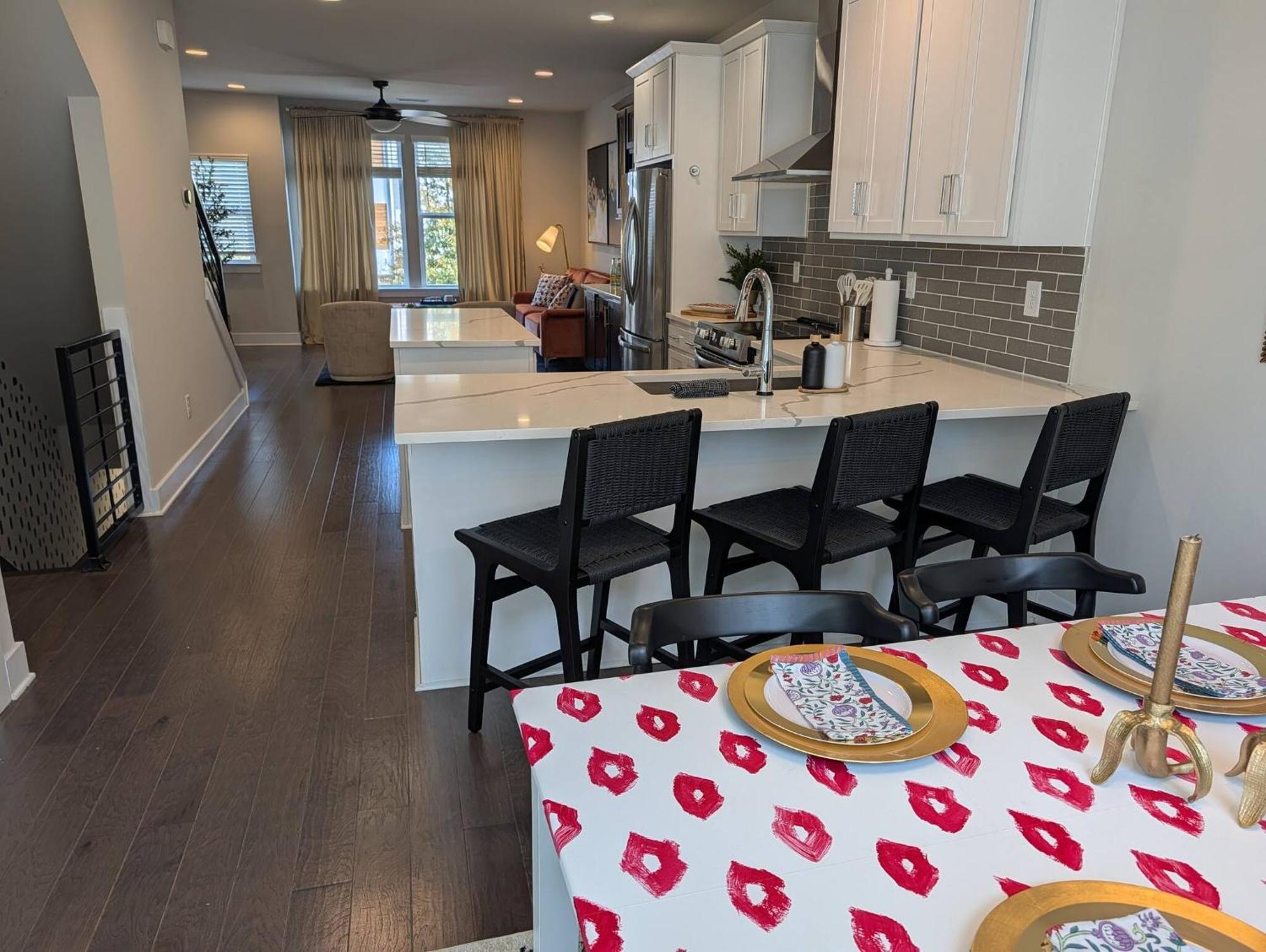 Queen Castle - Rooftop, Garage, King Beds, Pet Friendly Holiday home