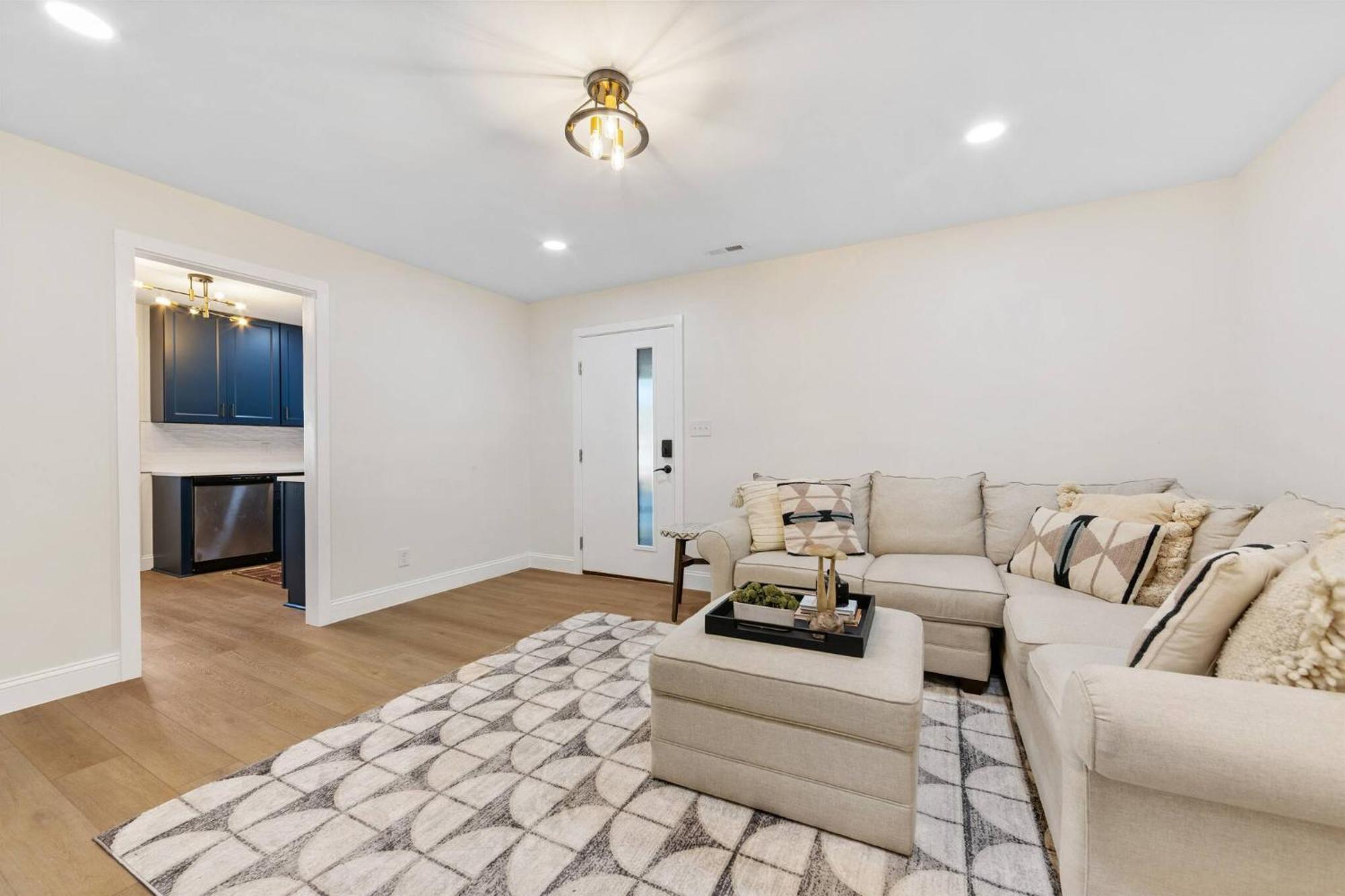 *now Available!* Renovated Plaza Shamrock Duplex Holiday home Charlotte