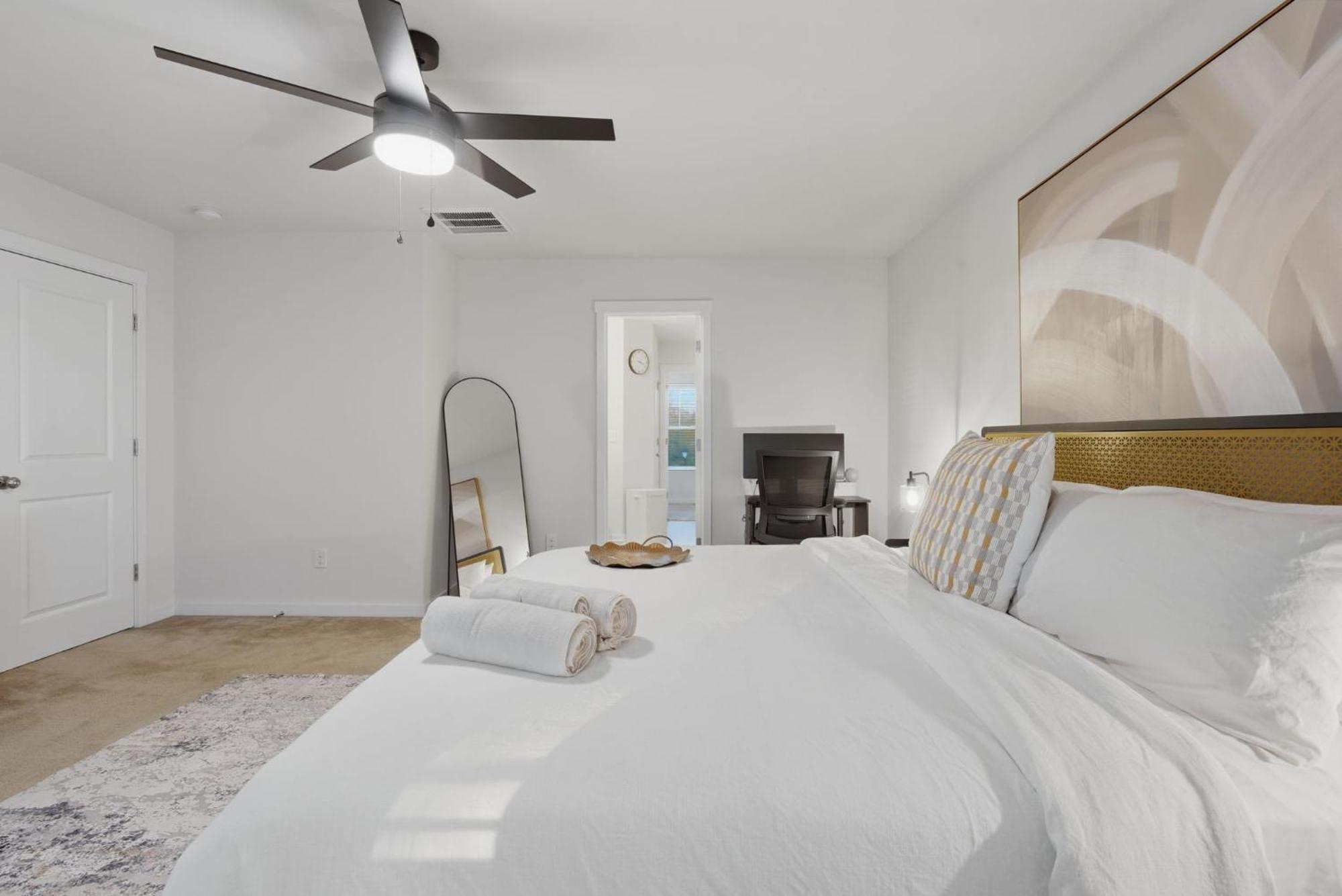 Spacious 4br Getaway With Fenced Yard Minutes Away From Clt Airport & Uptown Charlotte