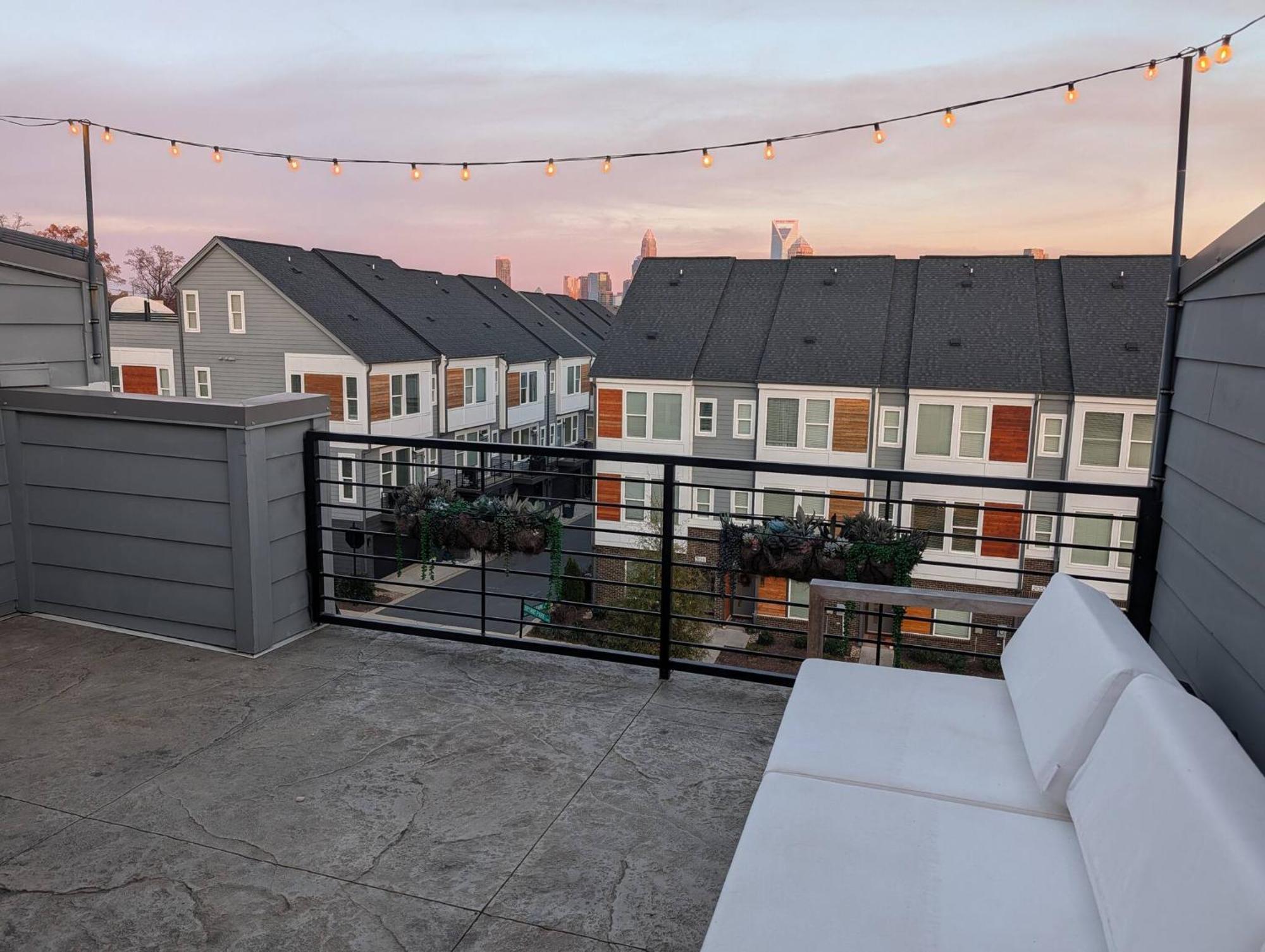 Queen Castle - Rooftop, Garage, King Beds, Pet Friendly * Charlotte