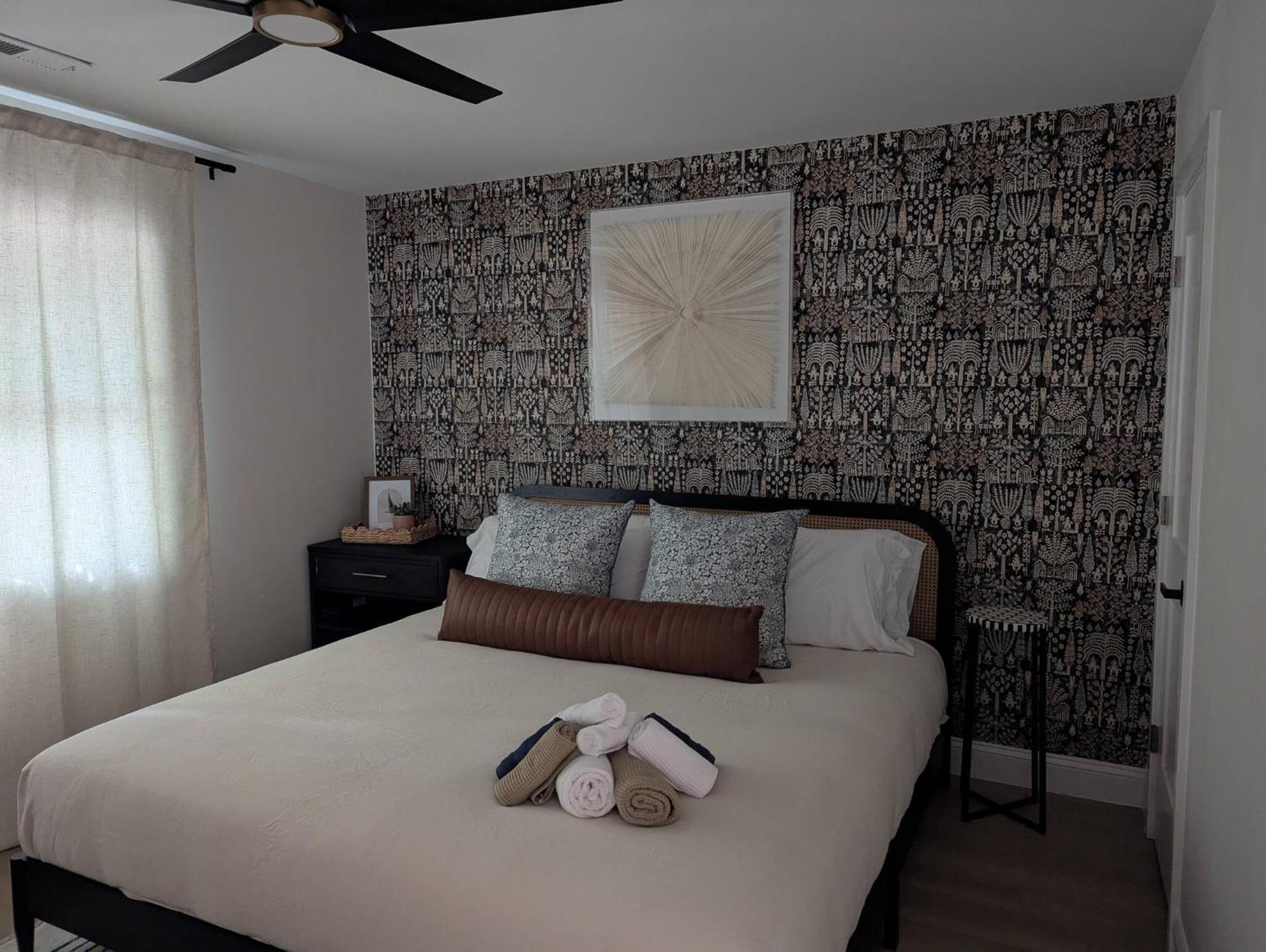 Plaza Shamrock *pied-a-terre* Newly Renovated! Holiday home