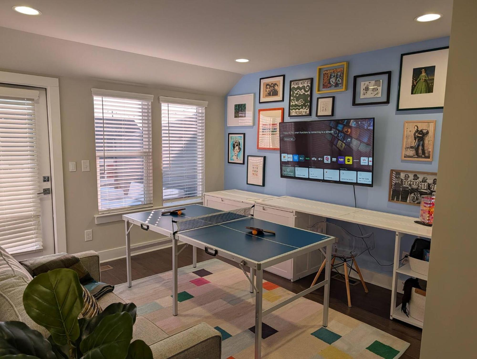 Queen Castle - Rooftop, Garage, King Beds, Pet Friendly Charlotte