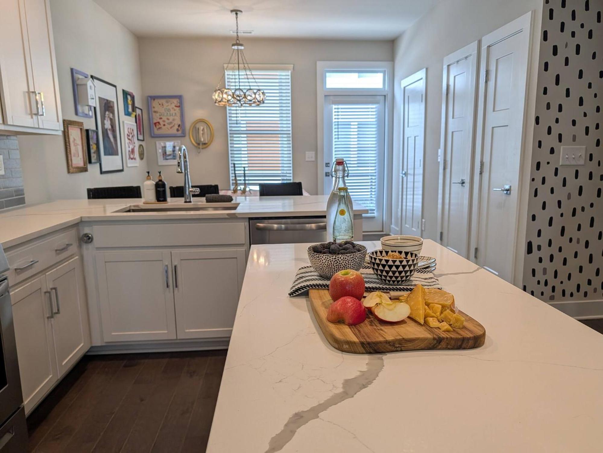 Queen Castle - Rooftop, Garage, King Beds, Pet Friendly Holiday home *