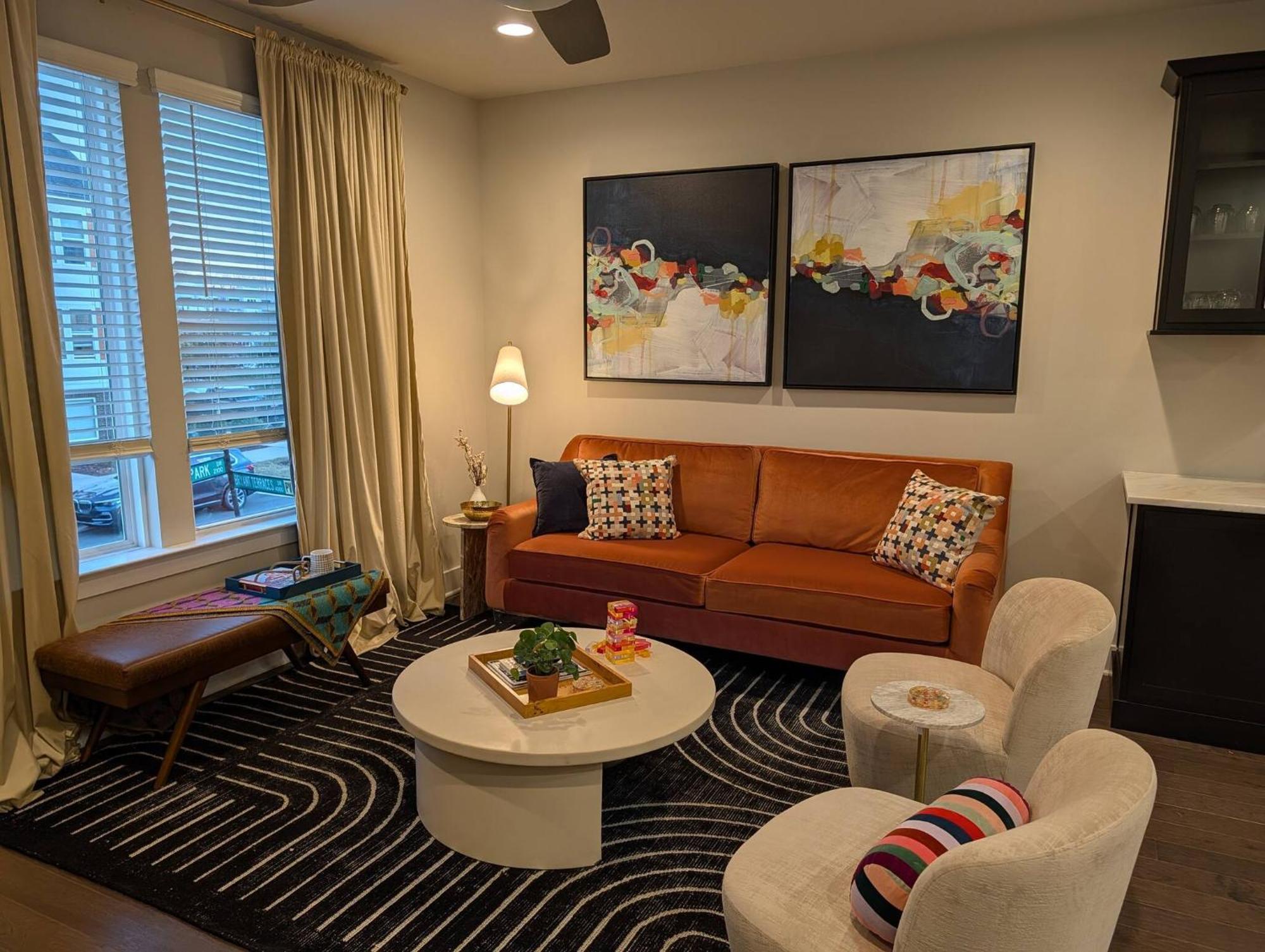 Queen Castle - Rooftop, Garage, King Beds, Pet Friendly Charlotte