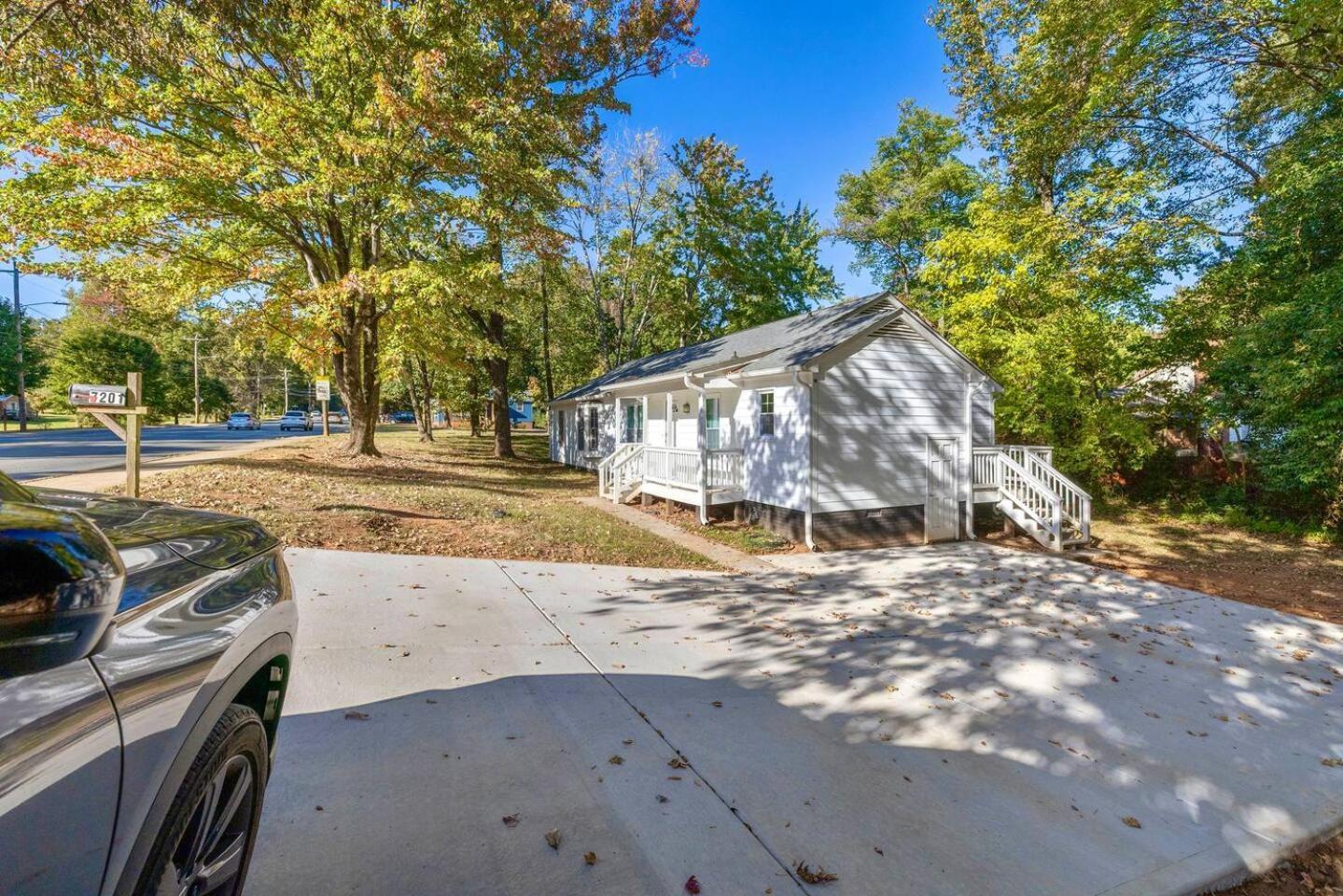 New! Special Intro Rates! Lovely 2 Bedroom Holiday home Charlotte