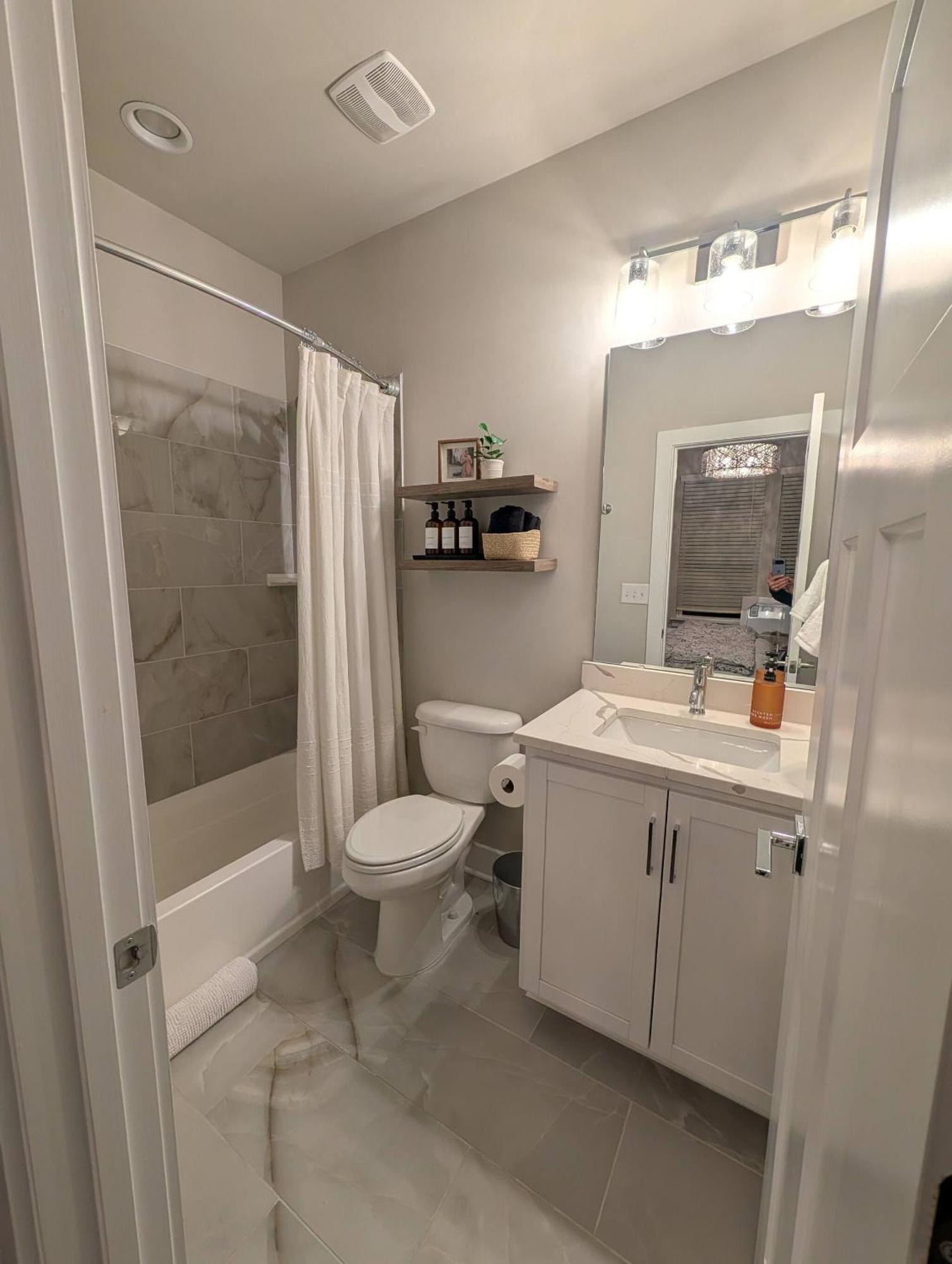 Queen Castle - Rooftop, Garage, King Beds, Pet Friendly * Charlotte