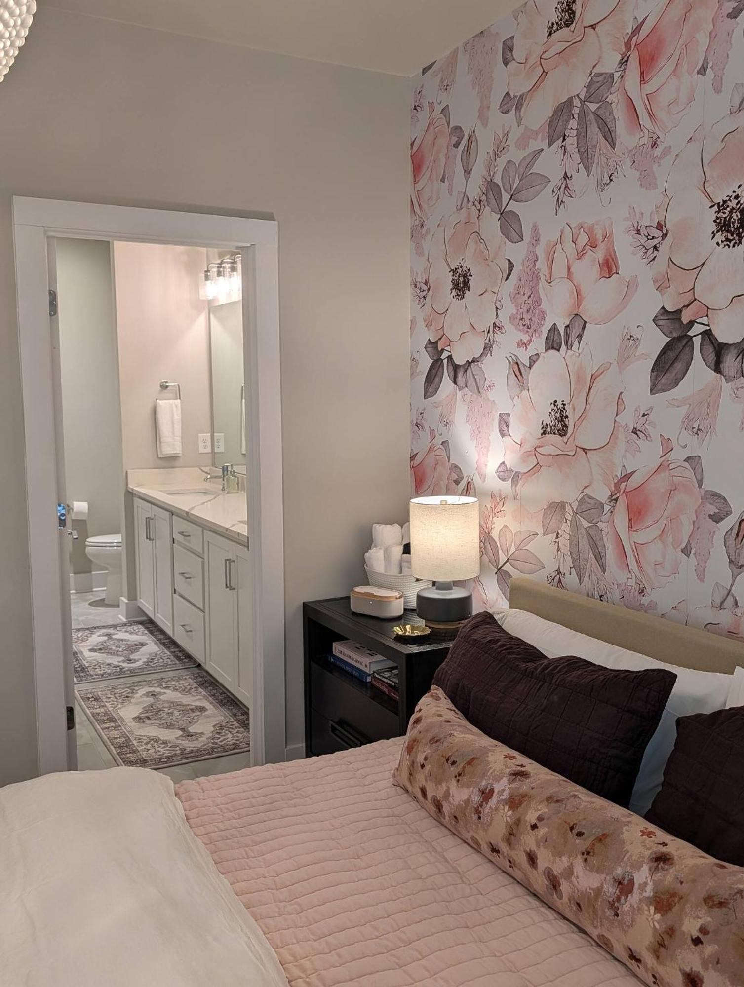 Queen Castle - Rooftop, Garage, King Beds, Pet Friendly Holiday home