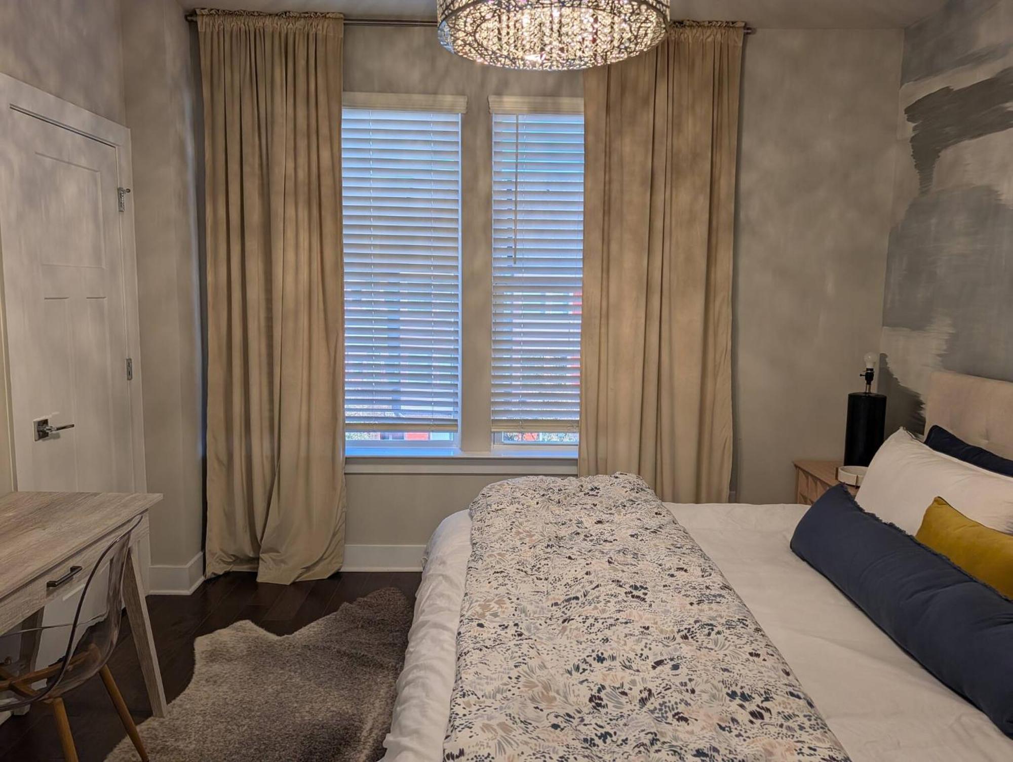 Queen Castle - Rooftop, Garage, King Beds, Pet Friendly * Charlotte