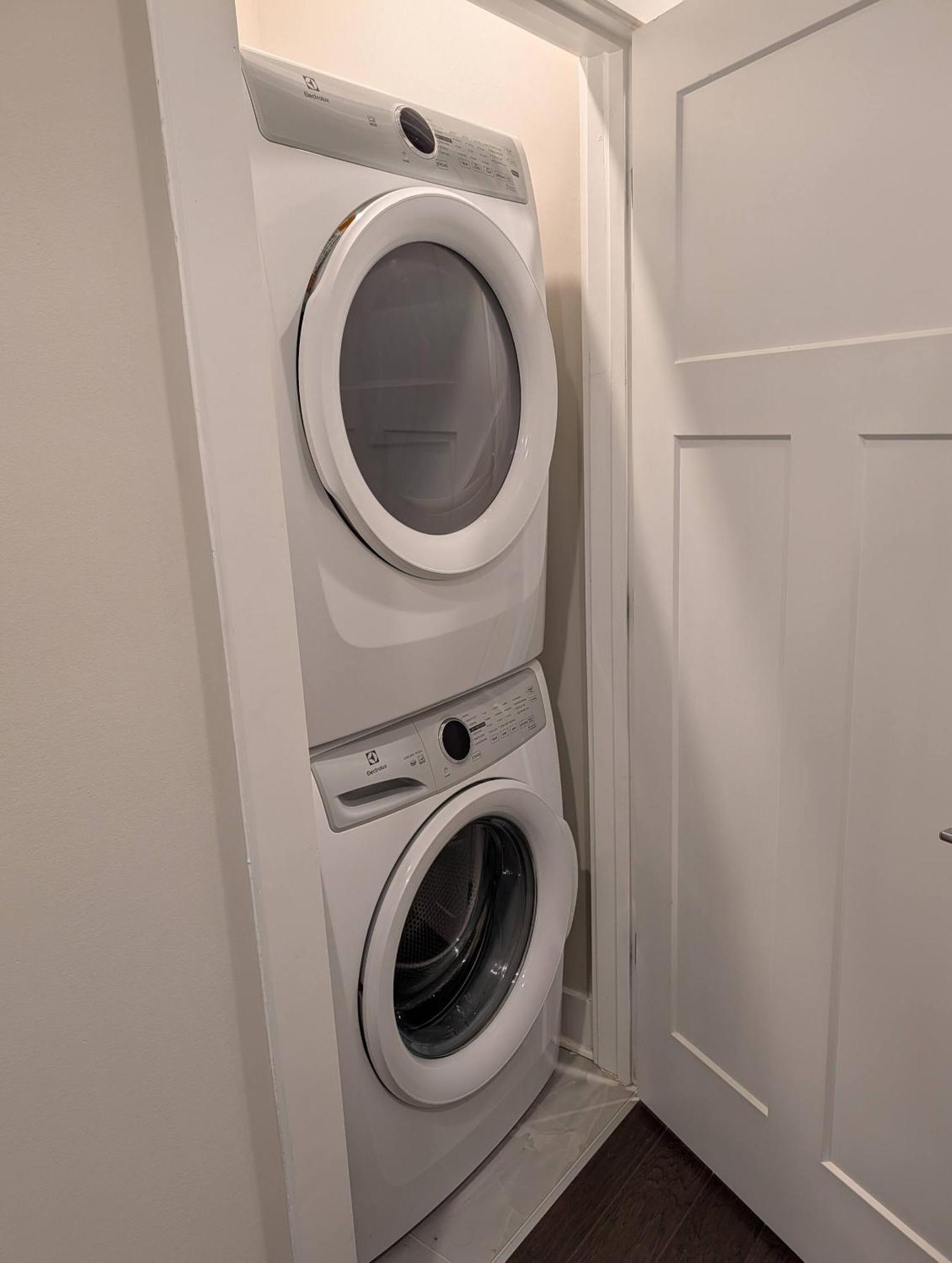 Queen Castle - Rooftop, Garage, King Beds, Pet Friendly *