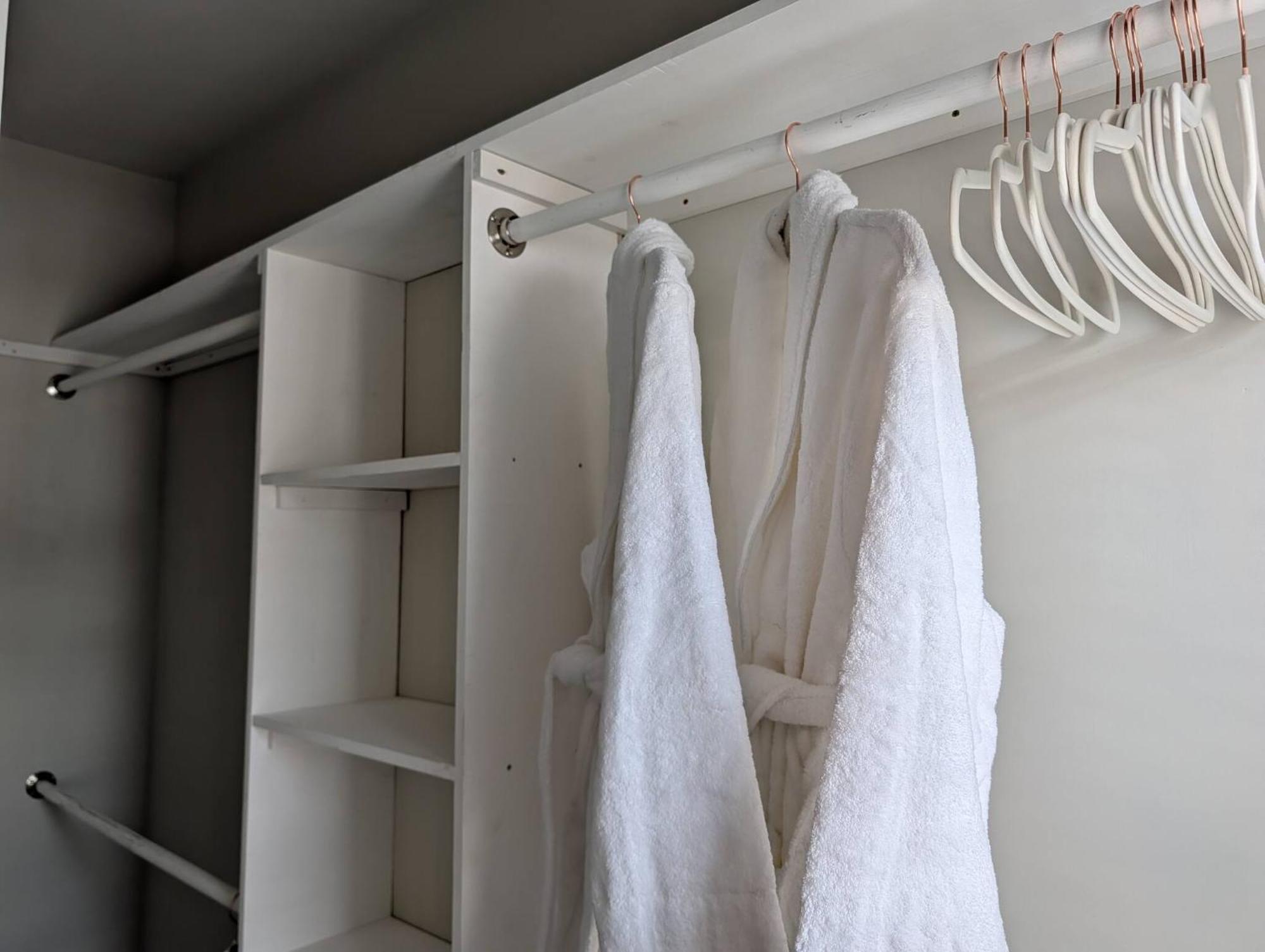 Queen Castle - Rooftop, Garage, King Beds, Pet Friendly Holiday home Charlotte