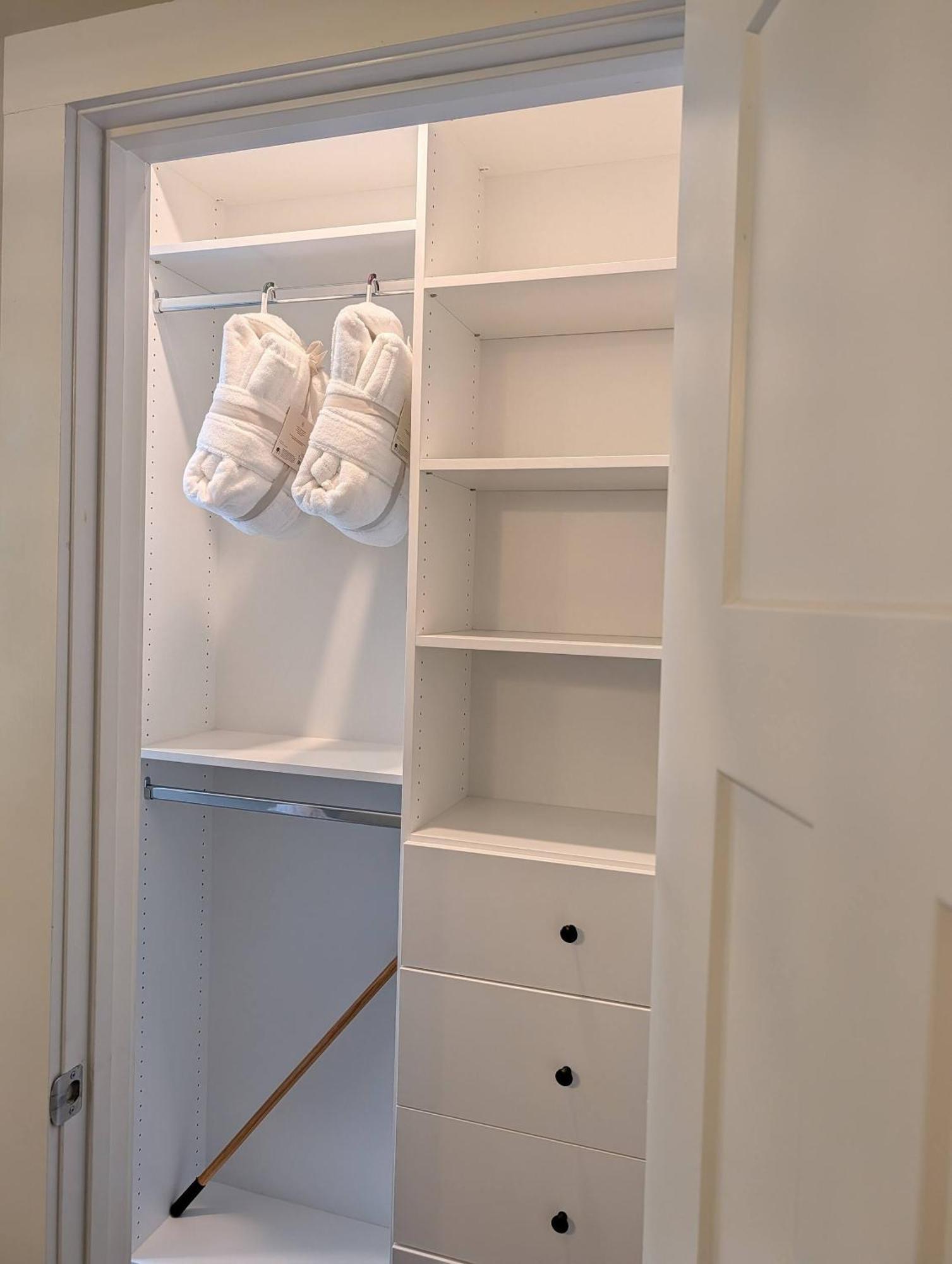 Queen Castle - Rooftop, Garage, King Beds, Pet Friendly *