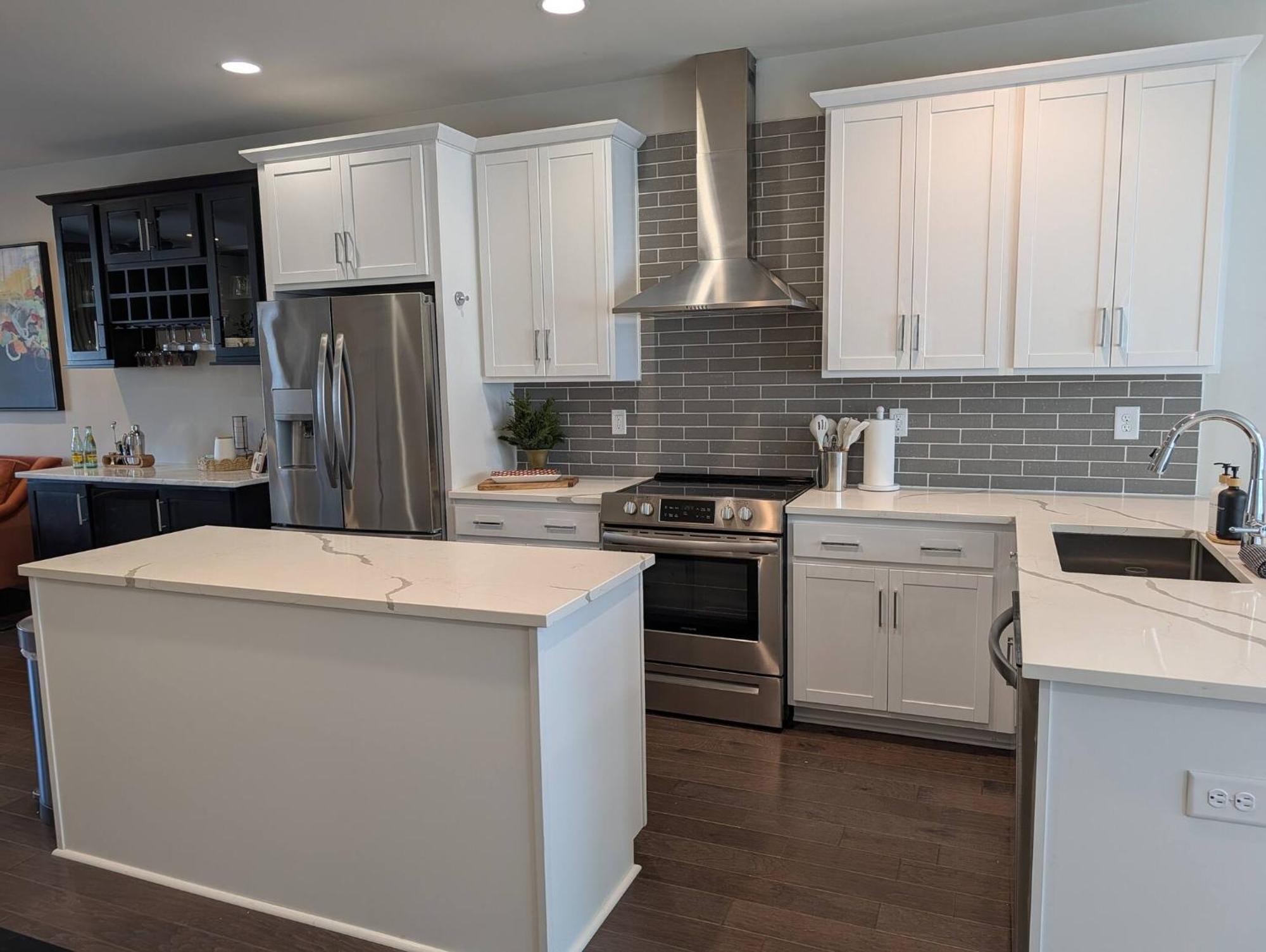 Queen Castle - Rooftop, Garage, King Beds, Pet Friendly Charlotte