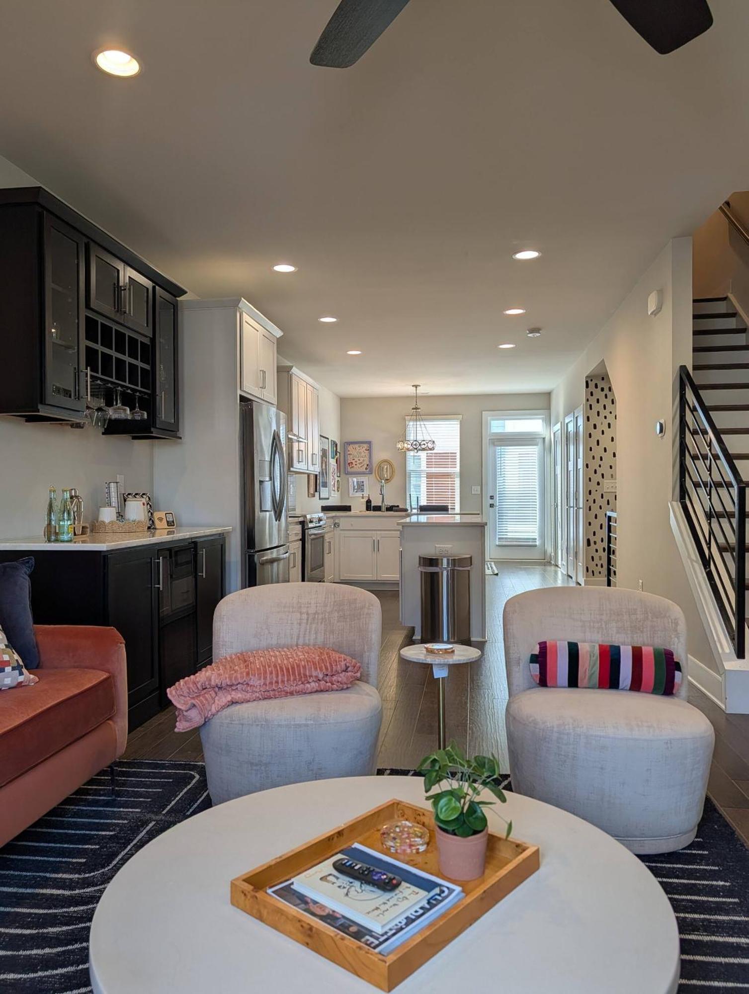 Queen Castle - Rooftop, Garage, King Beds, Pet Friendly