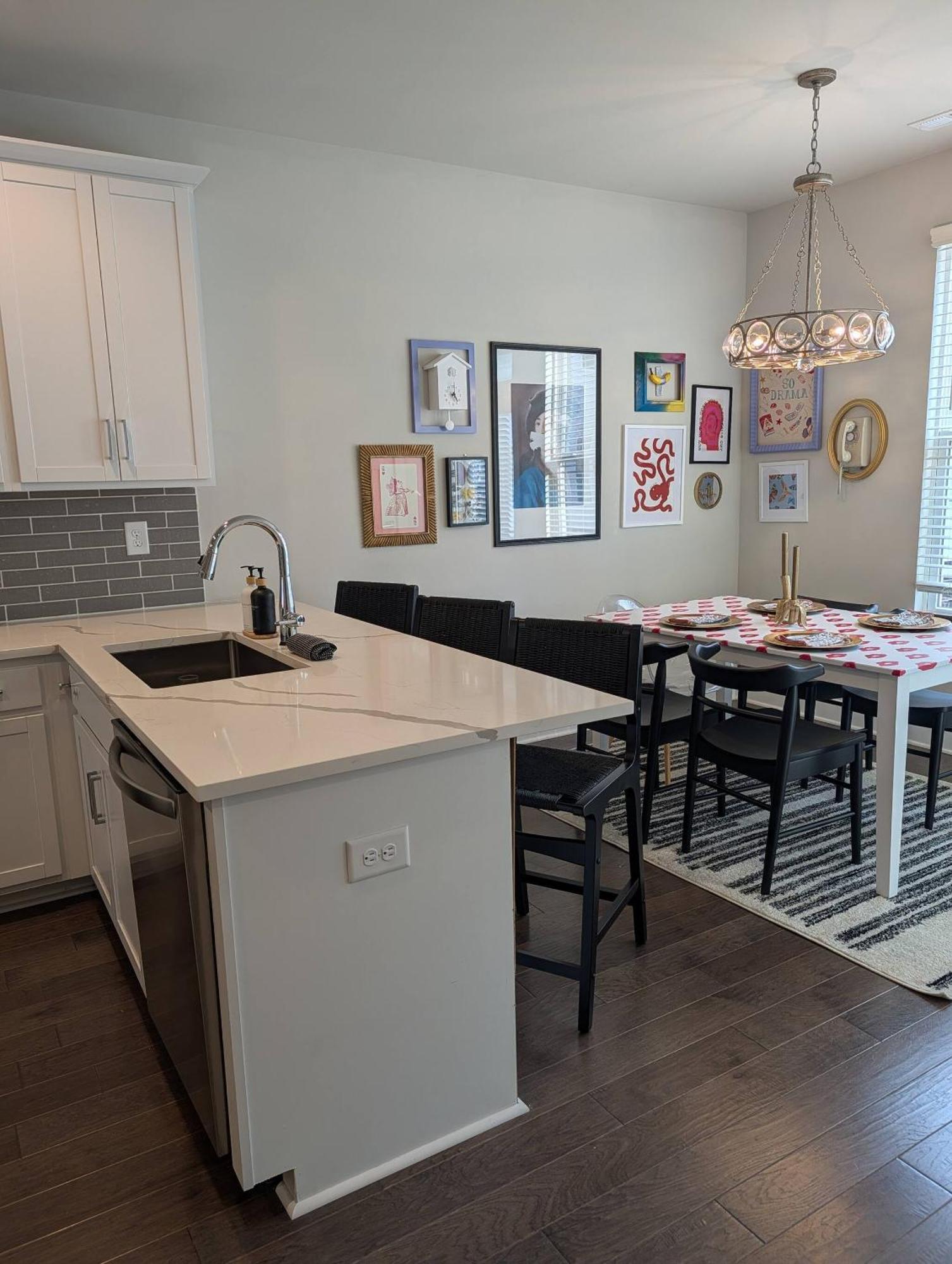 Queen Castle - Rooftop, Garage, King Beds, Pet Friendly *