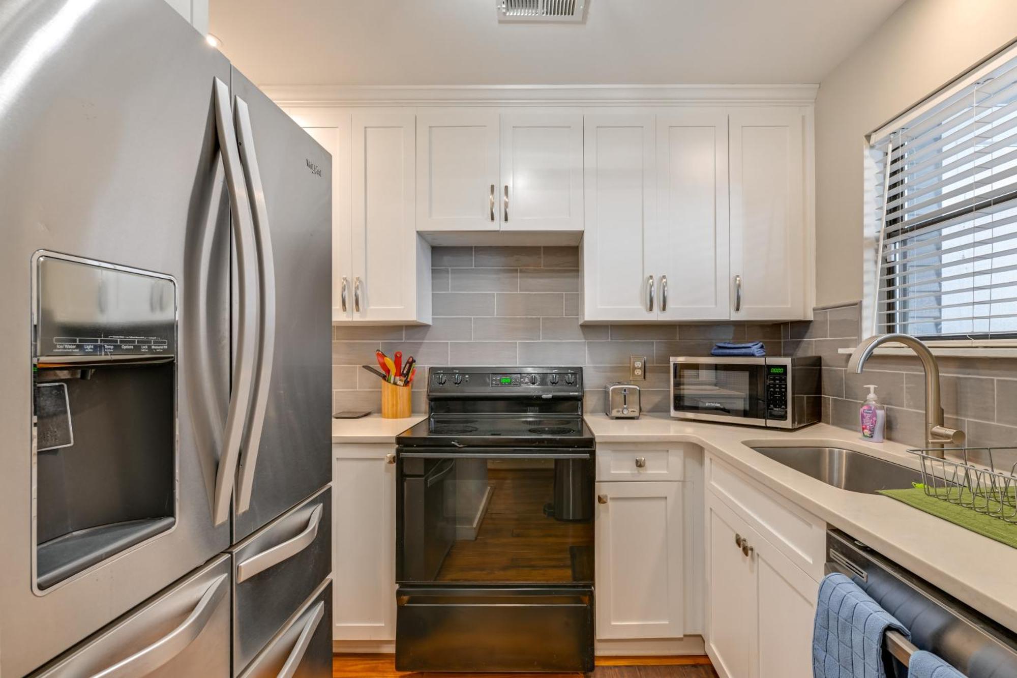 1 Mi To Boa Stadium! Walkable W/ Porch