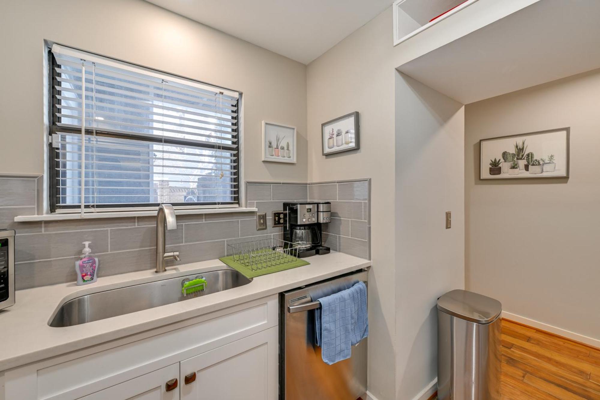 1 Mi To Boa Stadium! Walkable W/ Porch Holiday home