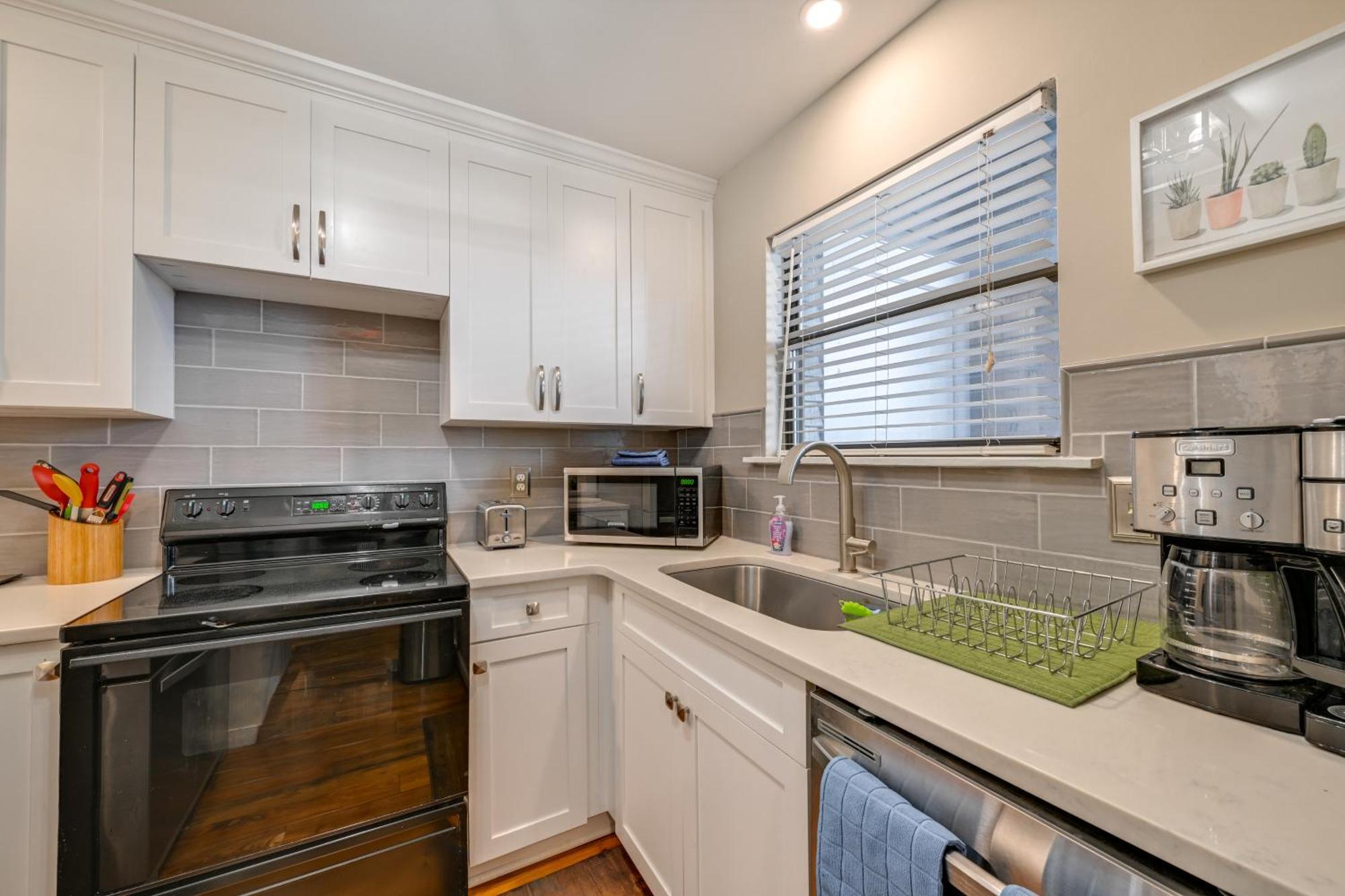 1 Mi To Boa Stadium! Walkable W/ Porch Holiday home *