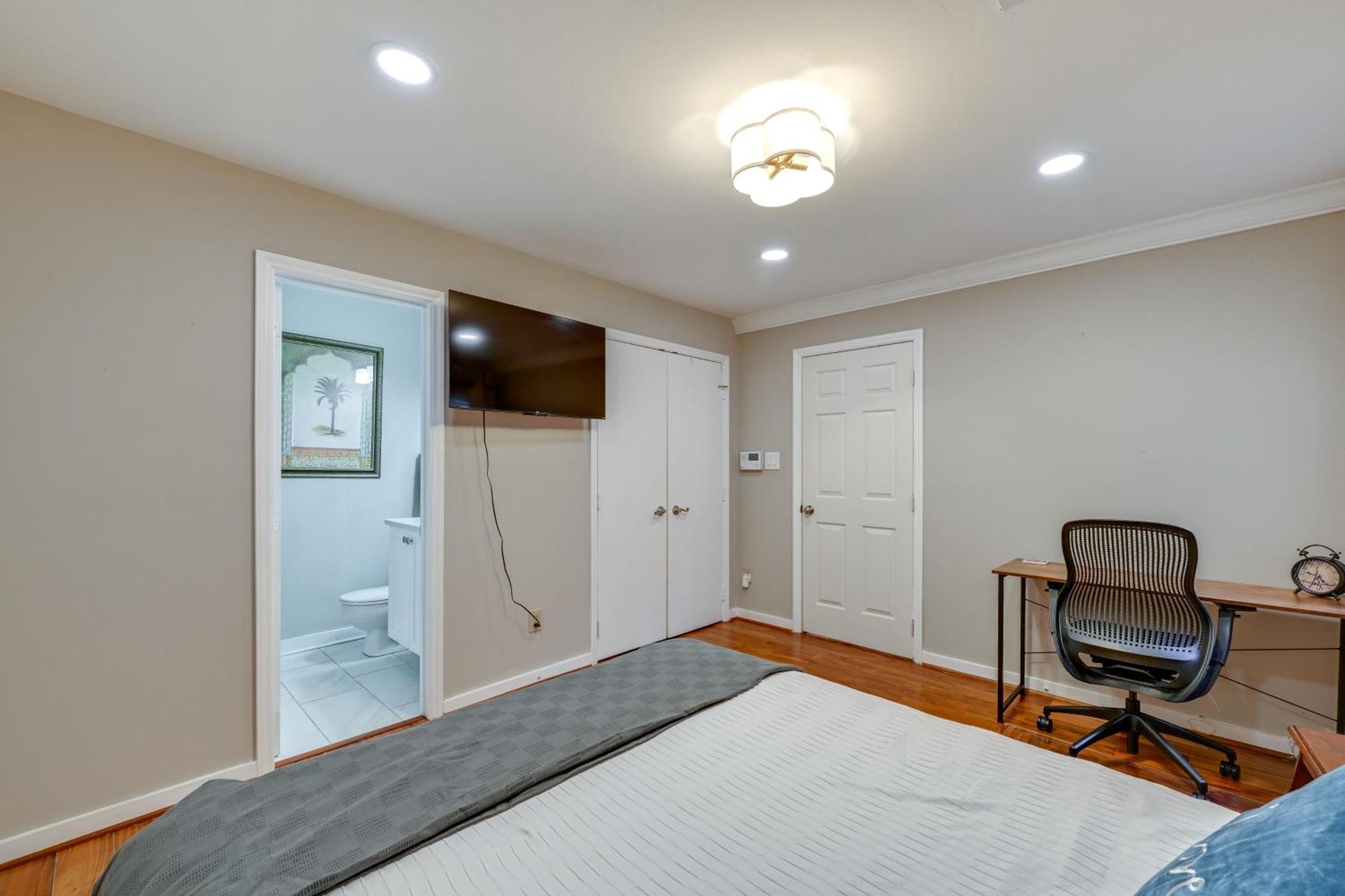 Holiday home 1 Mi To Boa Stadium! Walkable W/ Porch *