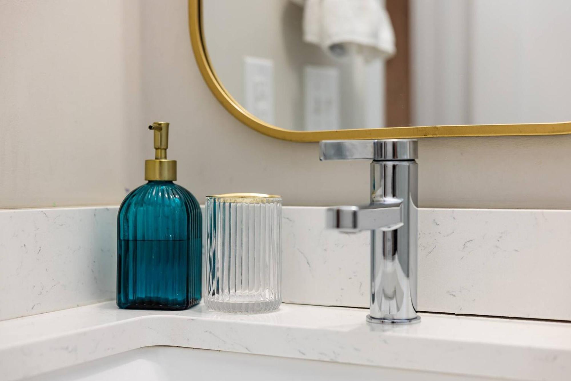 Optimist Abode 1: <7min To Noda-midwood-uptown Apartment