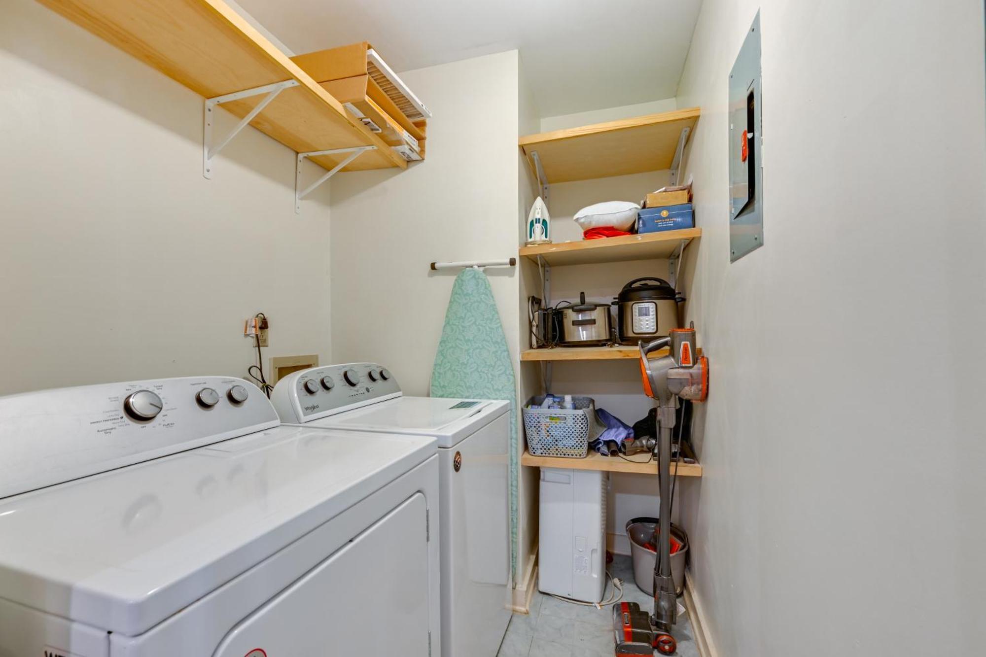 1 Mi To Boa Stadium! Walkable W/ Porch *