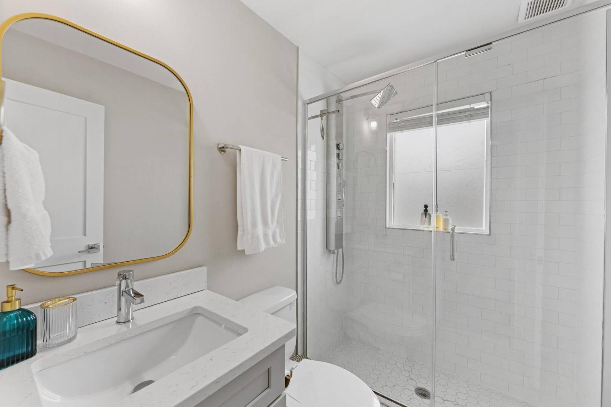 Optimist Abode 1: <7min To Noda-midwood-uptown Apartment