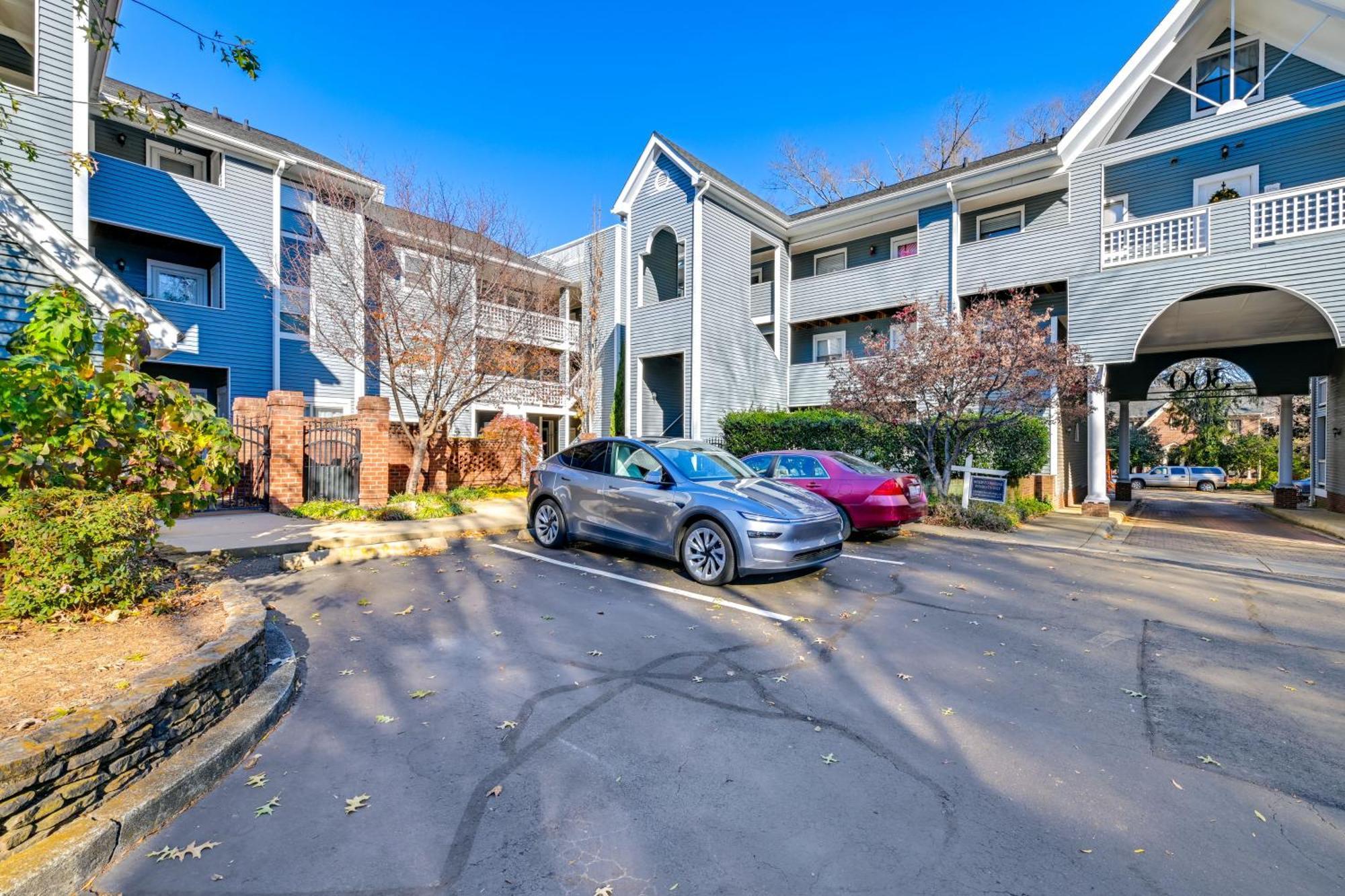 1 Mi To Boa Stadium! Walkable W/ Porch